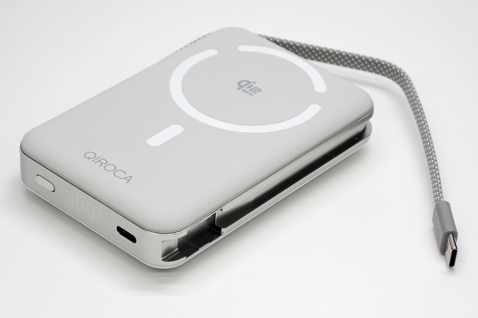 USB-Cポート×2（ひとつはUSB-Cケーブル内蔵）とQi2ワイヤレス充電を同時に使えるので、同時に3つのデバイスを充電できる。