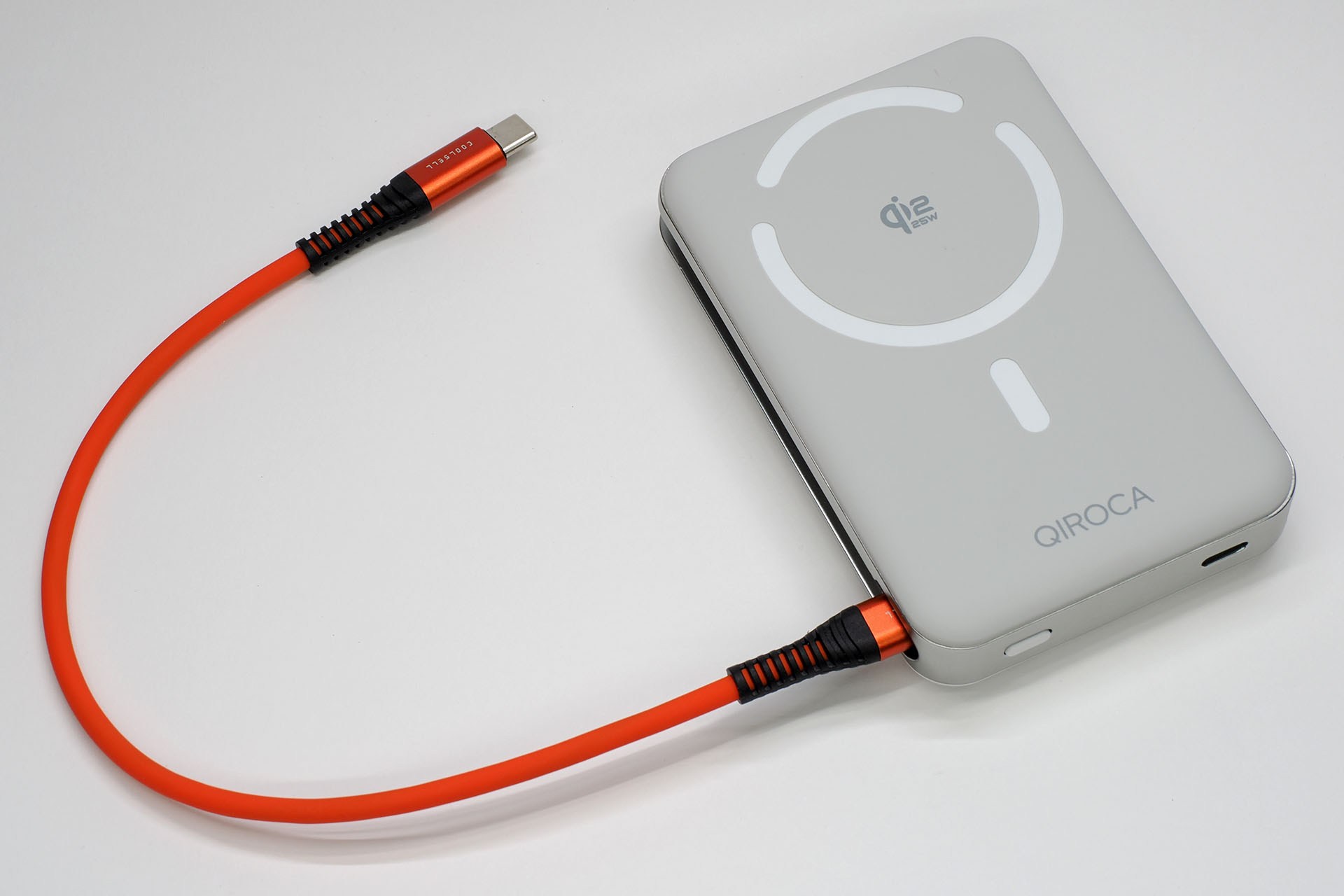 内蔵ケーブルを外してほかのUSB-Cケーブルを挿すこともできる。ただし、ケーブルのプラグ手前の指でつまむ部分（モールド/ブーツ/ブッシュ）の太さによっては挿せないこともある。