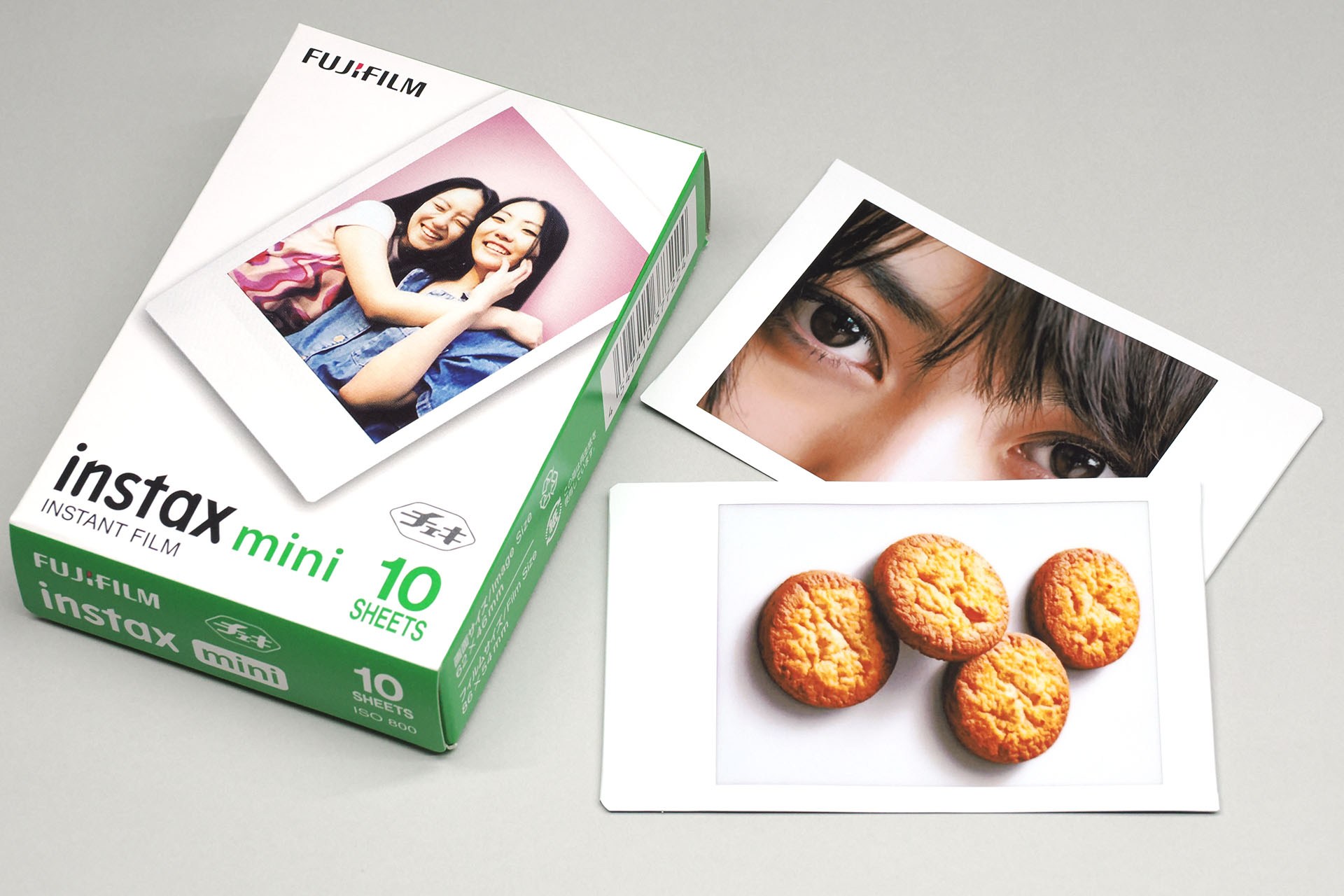 ベーシックな「チェキ専用フィルム」。直販サイトでは1パック990円だが、2022年頃以降から急騰し始めた。推し活や「デジカメにはないエモい紙写真」などでチェキが世界的に注目され、チェキフィルムの供給が間に合わなくなった(ので富士フイルムは工場を増築したがすぐに供給が間に合うはずもなく……)。アイドルの活動ではチェキで撮った「アイドルとのツーショット写真」が商品ともなっており、チェキフィルムの高騰化・入手性の悪化がアイドルを苦しめているという現状もあるそうだ。チェキ関連ハードウェアも品薄が続いている。