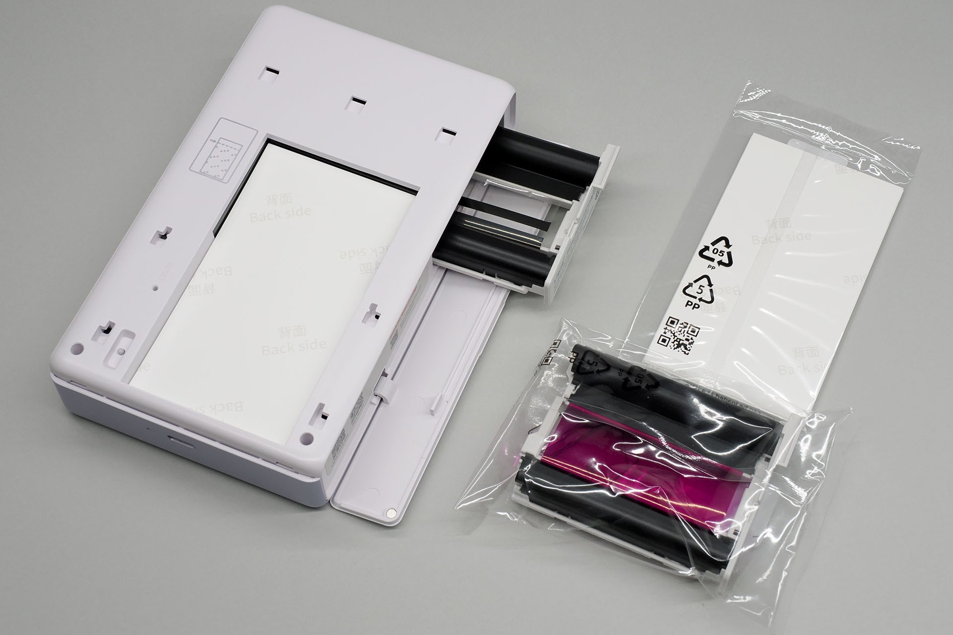 本体に専用のフォトシール用紙とカートリッジをセット。1回のセットで10枚のプリントが可能だ。