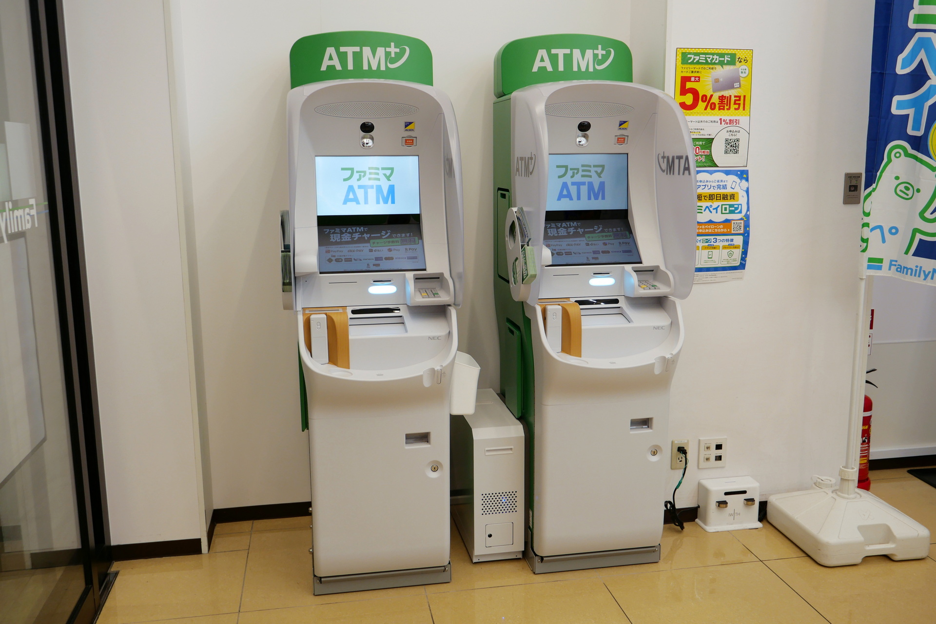 こちらは、ファミリーマート ムスブ田町店に設置されたファミマATM。形状は既存セブン銀行ATMと同じ