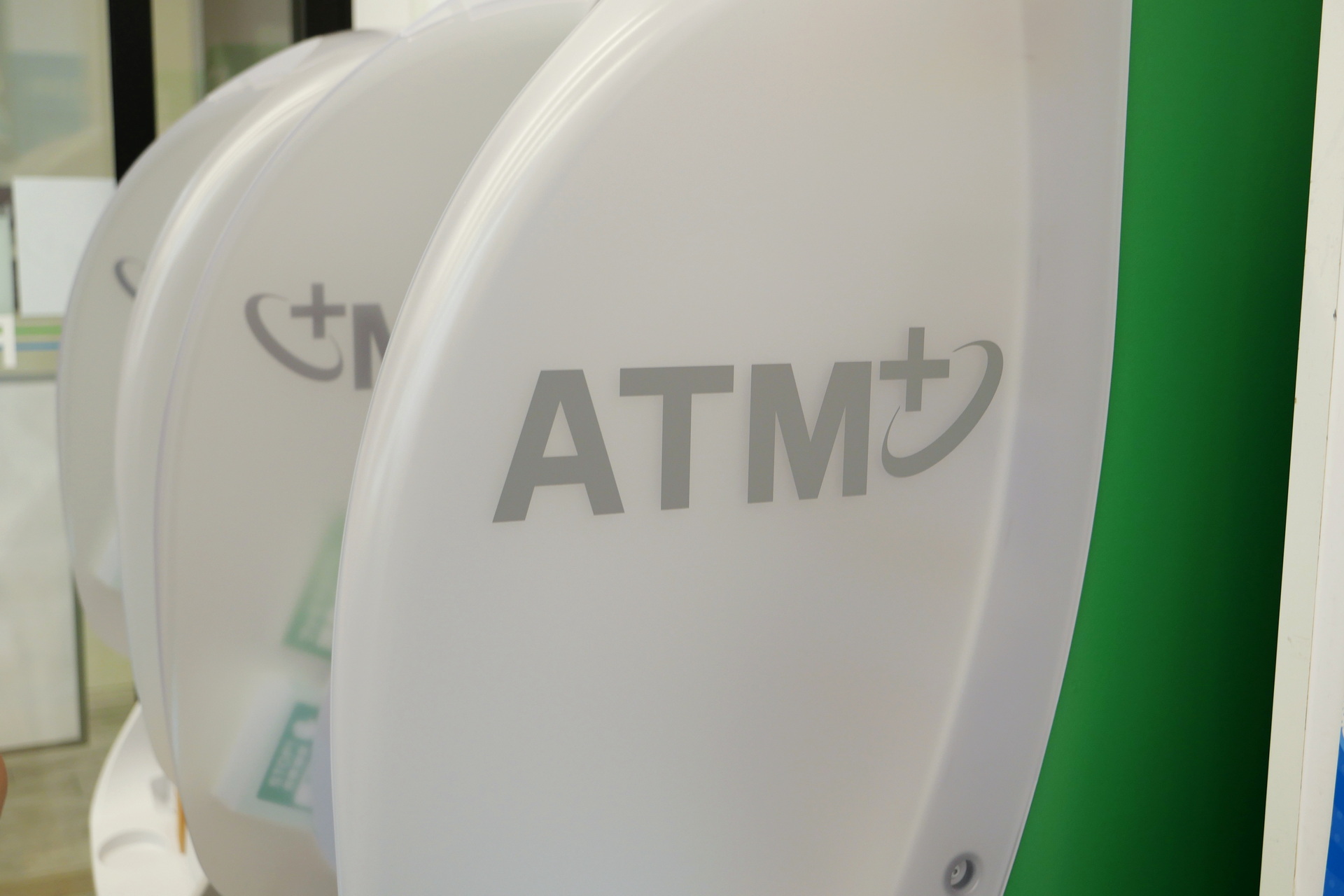 側面にも「ATM＋」ロゴを記載している