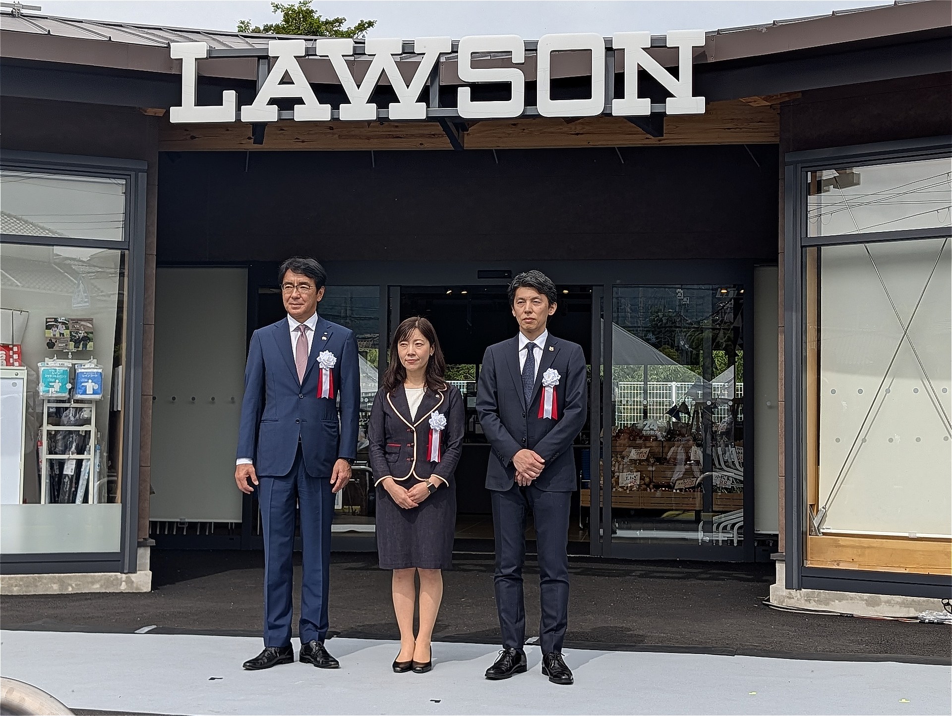 左からローソン代表取締役社長の竹増貞信氏、池田市の瀧澤智子市長、KDDI執行役員でパーソナルグロース事業本部長の村元伸弥氏