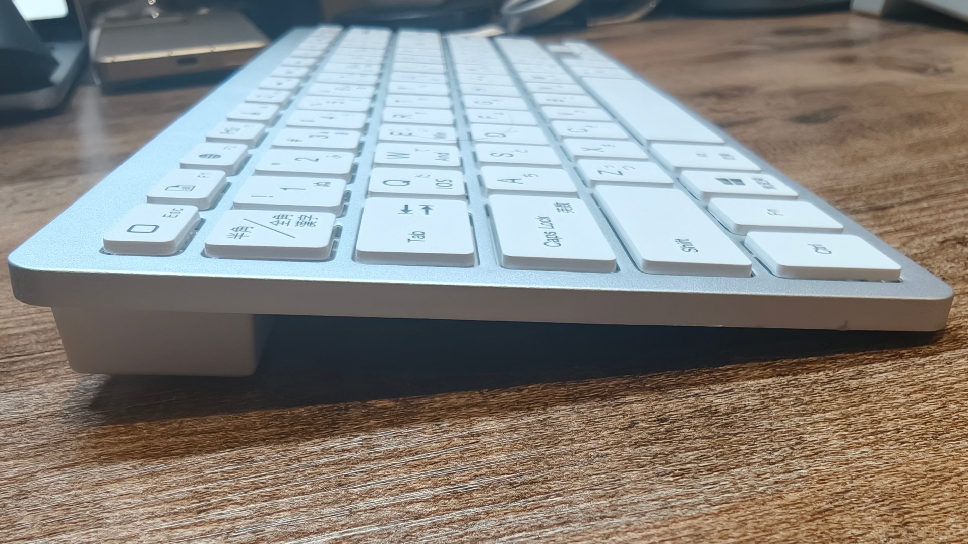打ちやすいように傾斜がついているタイプのキーボードです