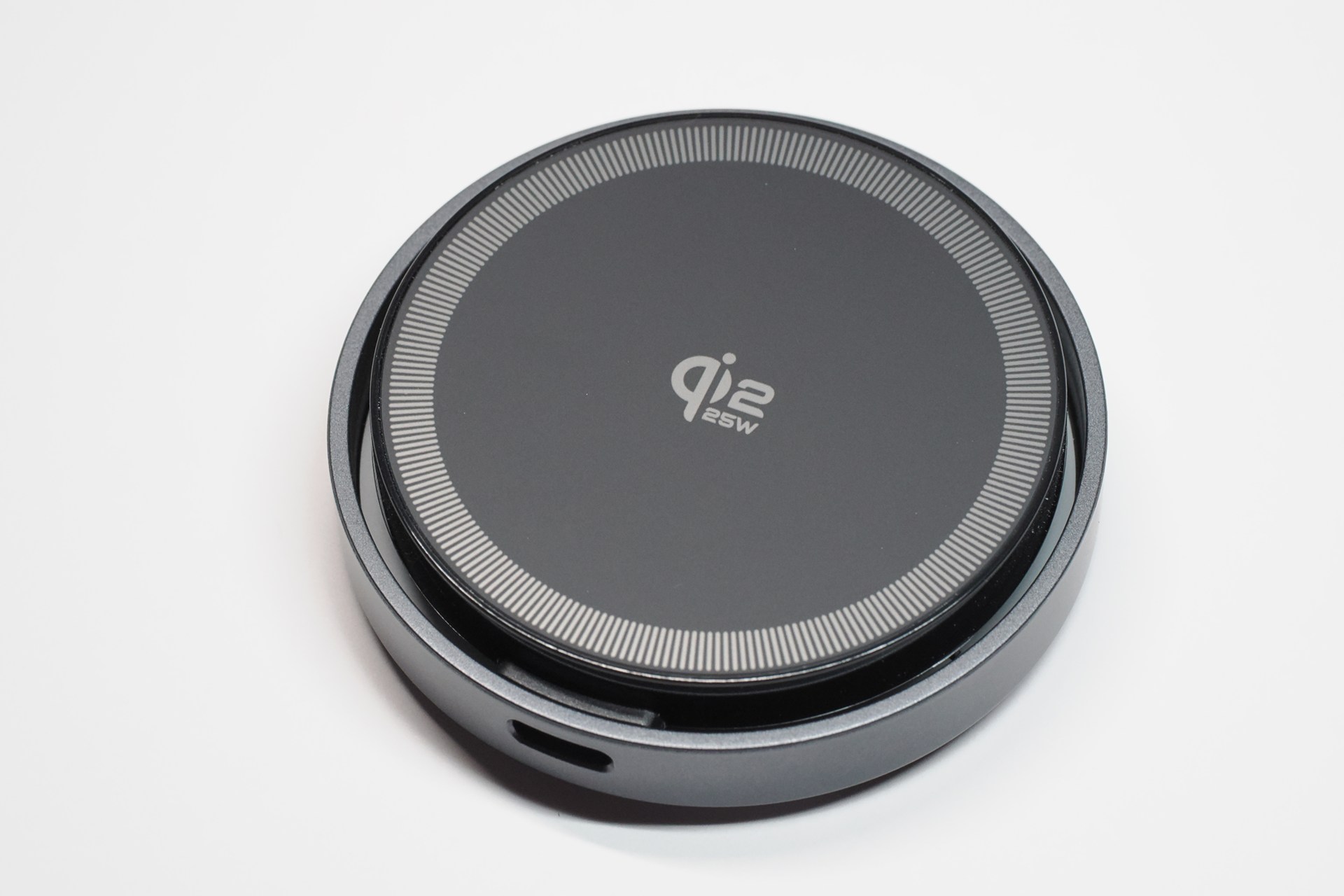 THREEKEYブランドのQi2.2 25W対応充電パッド。Amazonでは「THREEKEY MagSafe充電器【Qi2公式認証 25W高速充電】高回転冷却ファン・効果的な放熱 両面マグネット式 マグセーフ充電器 Qi2.2 25W超高効率ワイヤレス充電 iPhone 17/16シリーズ iOS 26 以降対応 2m高耐久編み込みUSB-C to Cケーブル 出張·旅行·オフィスに最適」として売られており、2999円で購入。もう少し安く売られていることもある
