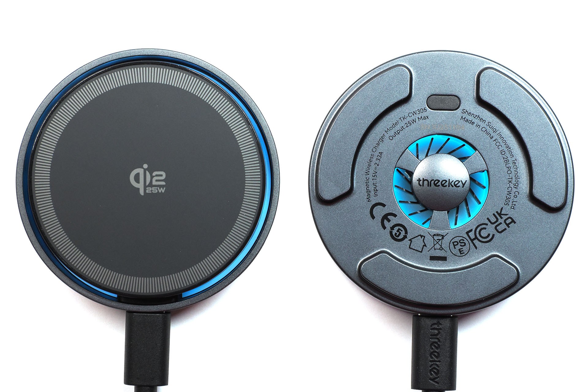 Qi2.2 25Wでの高速ワイヤレス充電に対応するほか、冷却ファンを内蔵していて充電中に発生する熱をより効果的に発散可能。LEDランプで青く光ったりもする。ファンやLEDランプは背面のボタンでオンオフできる