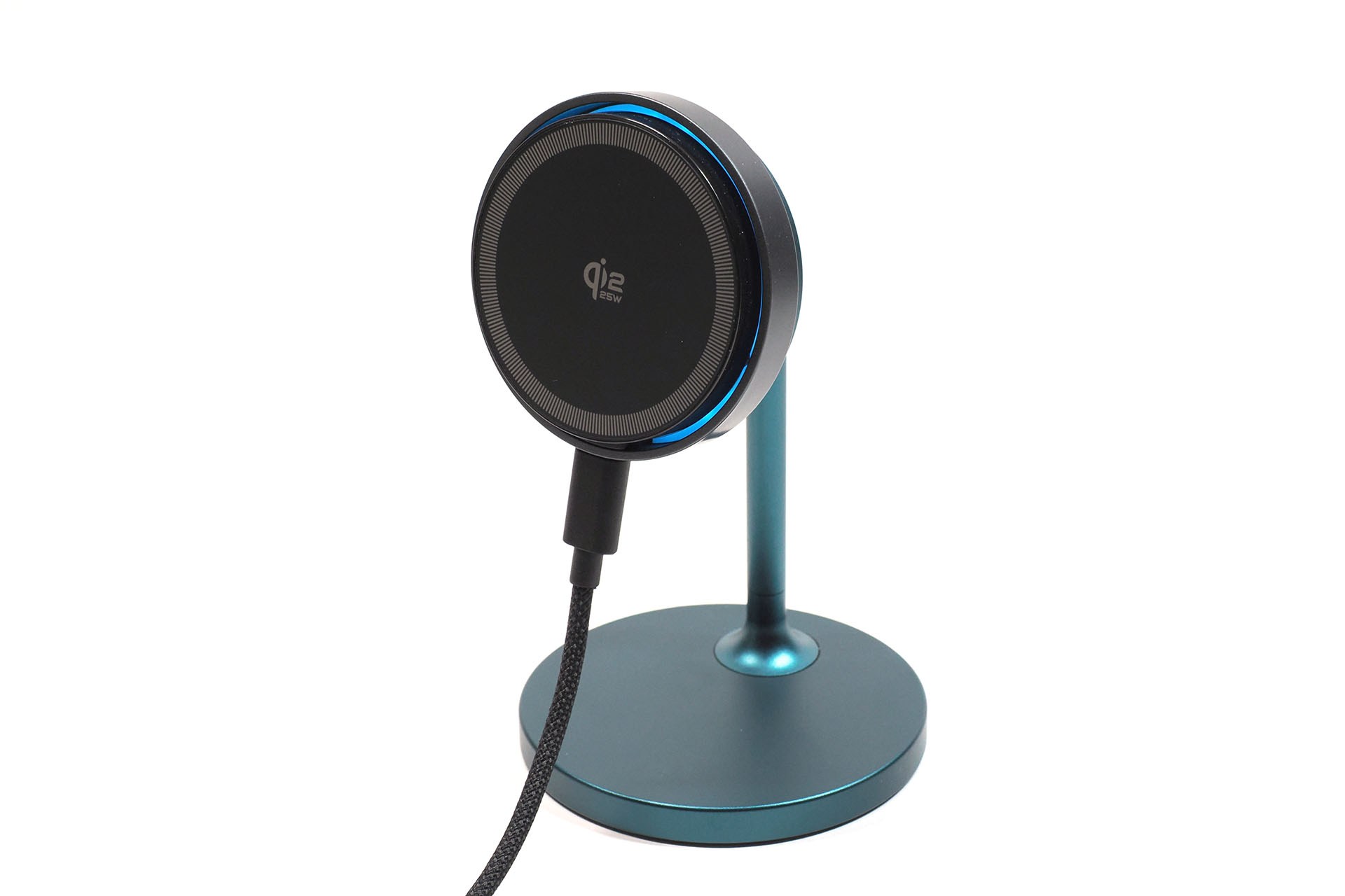 だがそこにTHREEKEYブランドQi2.2 25W対応充電パッドを吸着させると、Qi最新バージョン対応MagSafe充電スタンドになる！　ってまあ当然だが