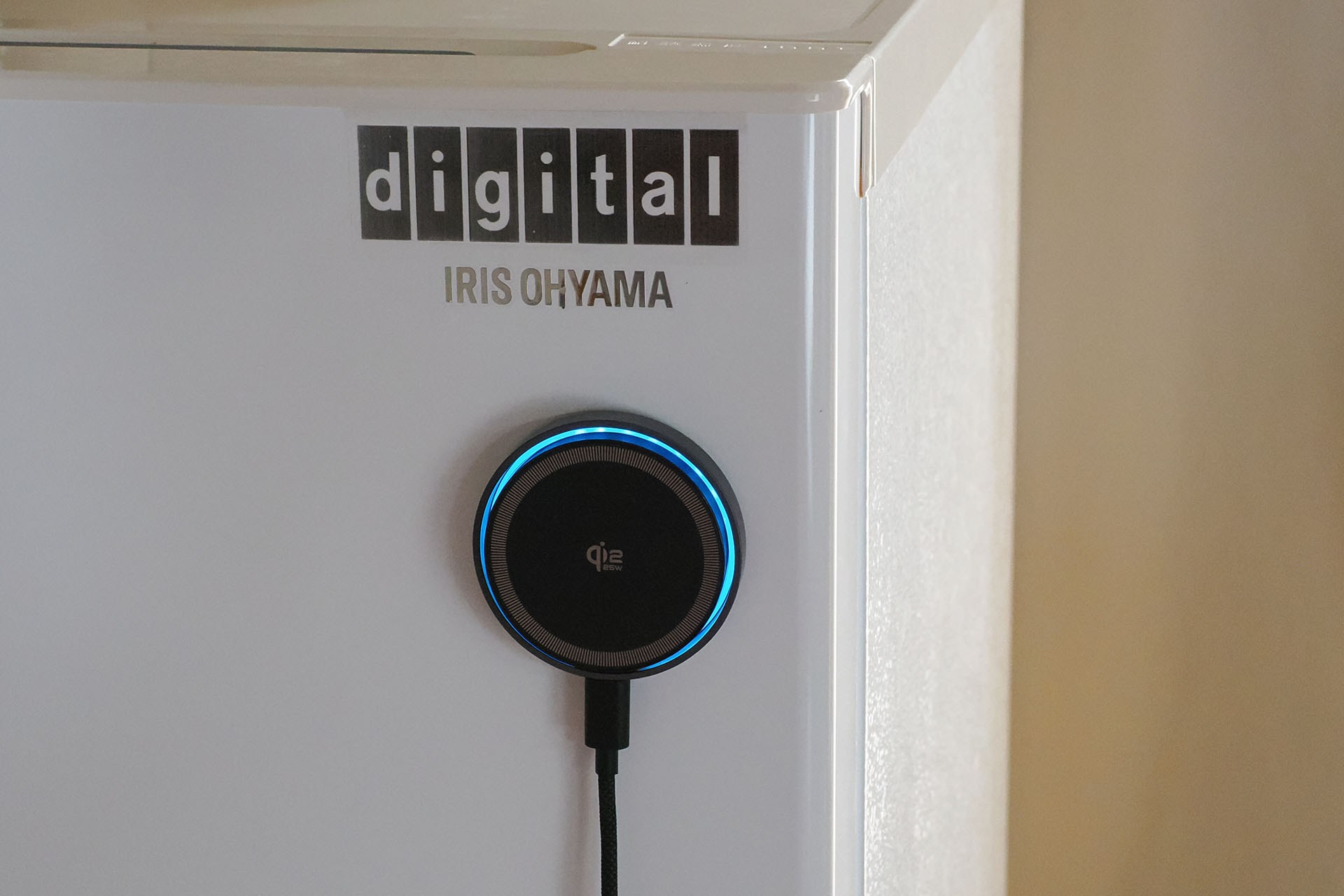 THREEKEYブランドQi2.2 25W対応充電パッドはマグネット吸着力が強いので、冷蔵庫の壁面などには楽勝で吸着。そこに端末を吸着させても問題ない