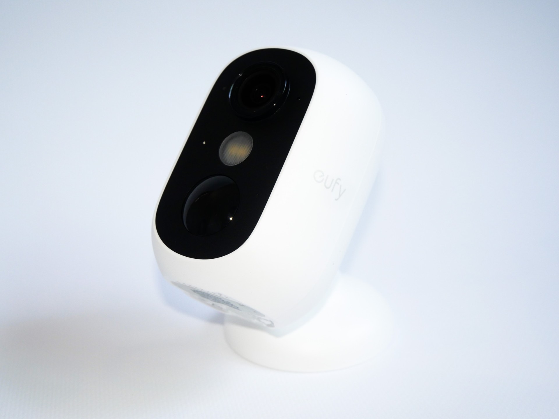 アンカーのネットワークカメラ「eufyCam C35」。屋外用としては本体がコンパクトで、バッテリーで動作するのに加え、専用のスタンドにマグネットが付いているため、設置の自由度が非常に高い