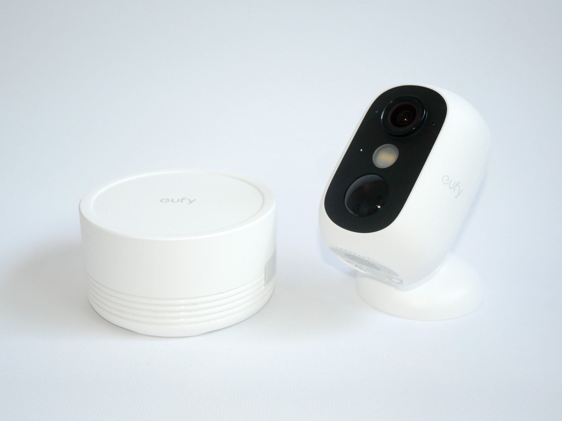 eufyCam C35の左にあるのが「HomeBase Mini」。こちらにeufyCam C35を接続することで、複数設置したカメラの映像を一元管理できる