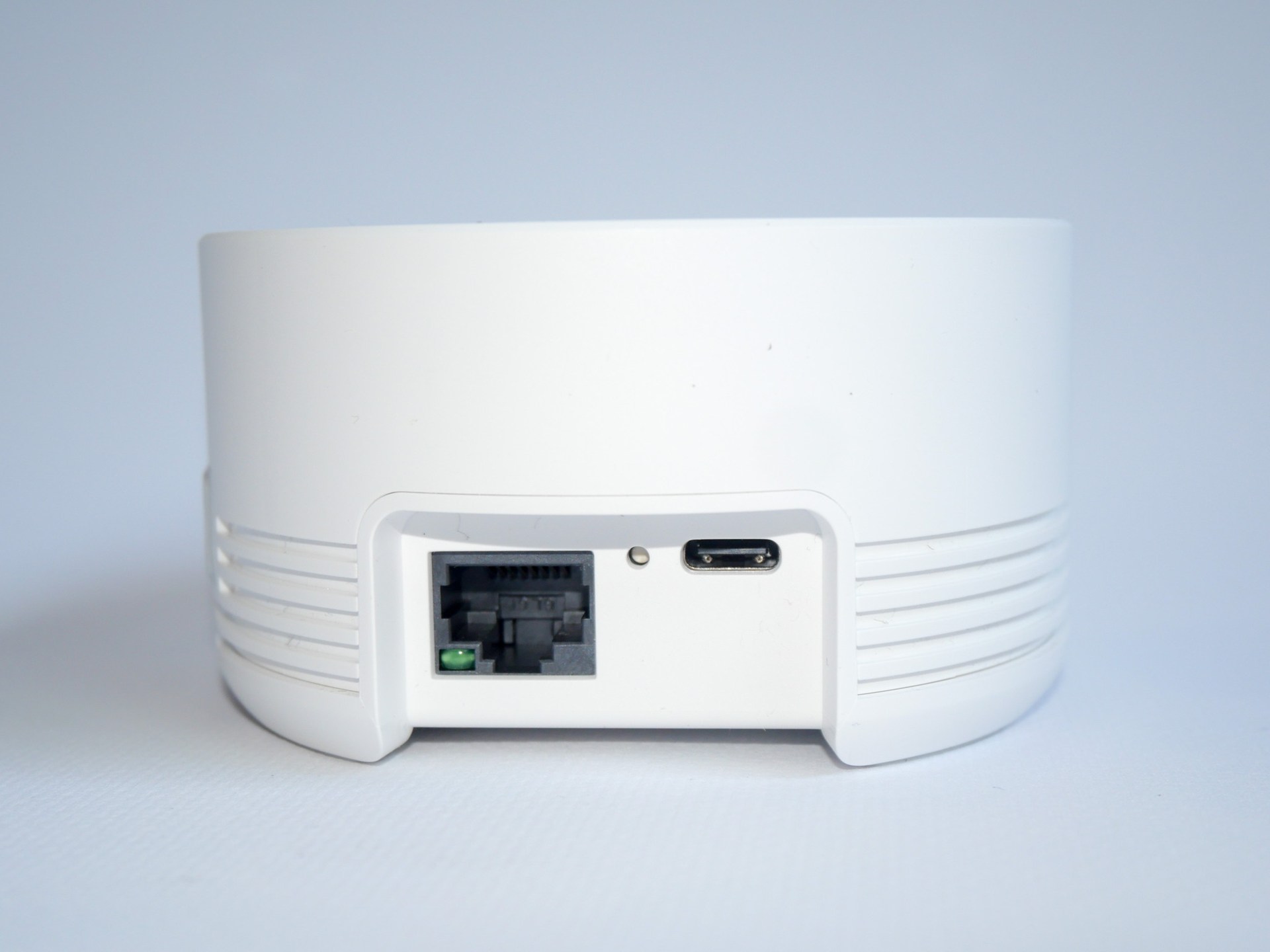 背面から見たところ。HomeBase Miniの接続には有線LANが必要な点に注意が必要だ