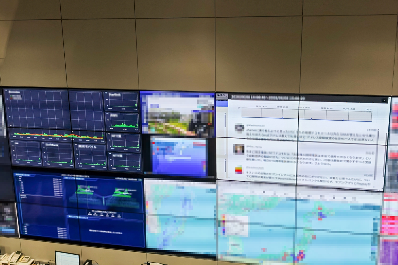 写真上部の左がダウンディテクター、右がXの投稿