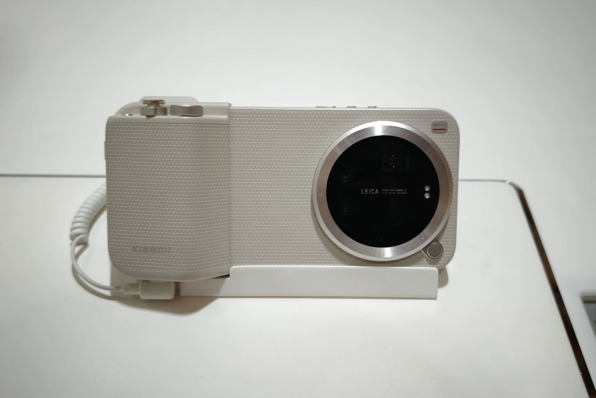 中国限定の白いPhotography Kit Proも展示されていた。かっこいい