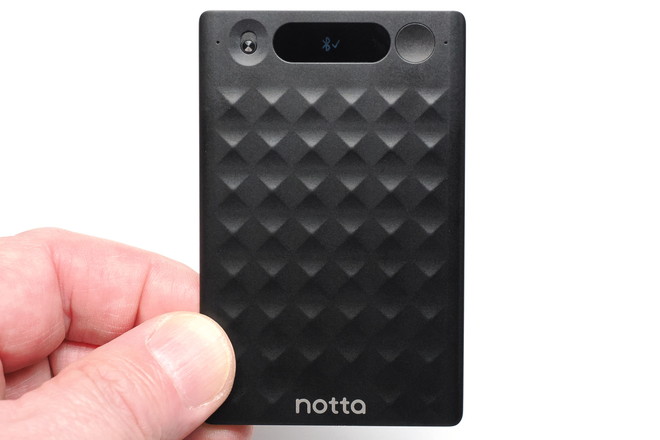 「Notta Memo」は「Notta」サービスを使うための専用ハードウェアで、ICレコーダーのような手軽さで使える。軽くて薄いので携帯性も抜群