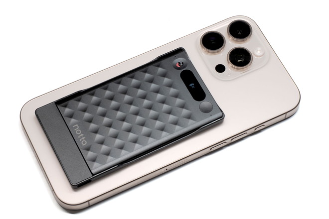 MagSafe対応スマートフォンやスチールリングを貼ったスマートフォンに「Notta Memo」＋「Notta Memo Magbridge」が吸着する。この状態で「通話モード」にして録音すれば、通話内容全体がクリアに録音される