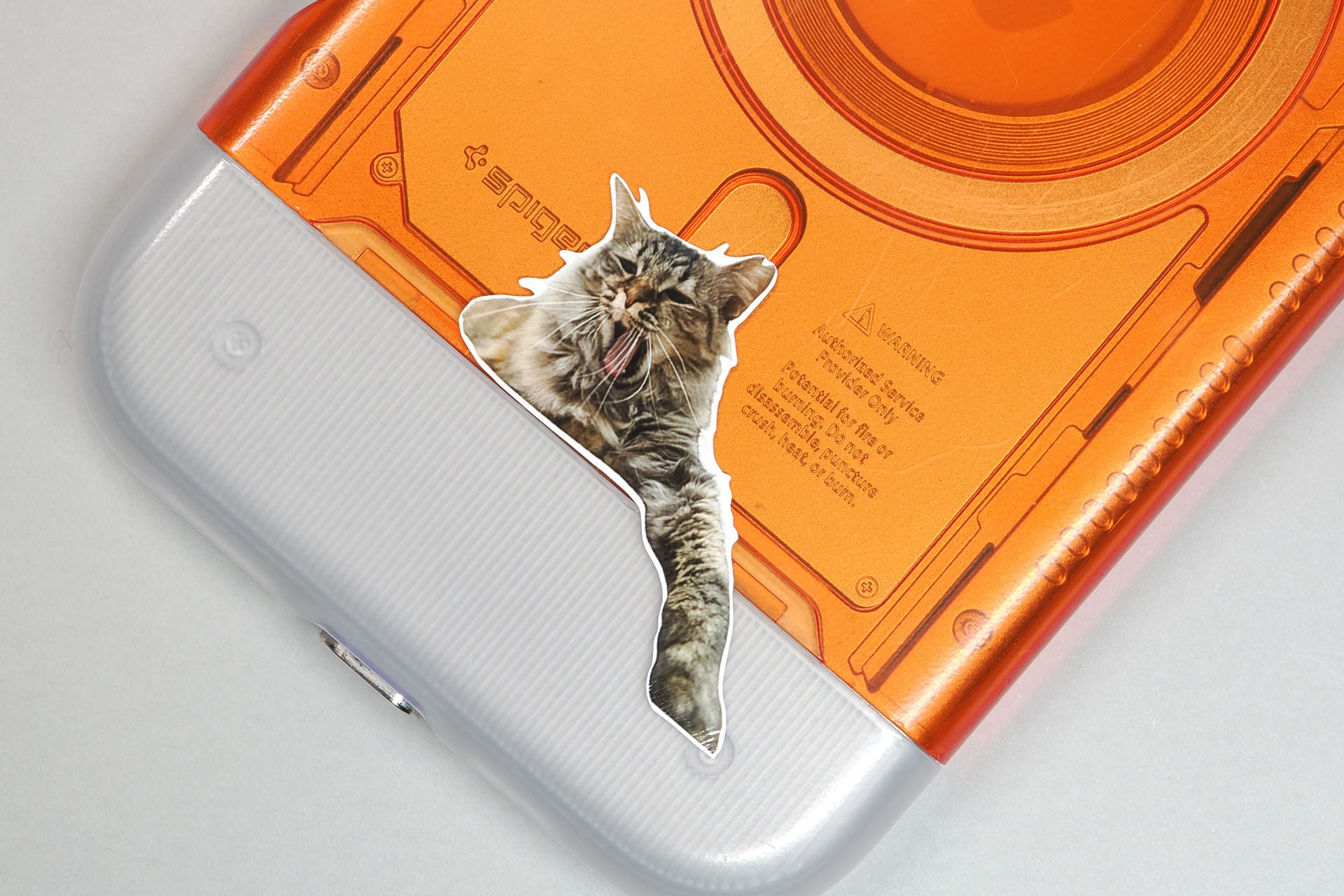 スマートフォンケースに貼ってみた。貼って指でならすと、剥がすのにやや手間がかかる程度強い粘着力がある。しっかりくっついてしまった状態で剥がそうとすると、ステッカーの表面の層と粘着層が分離して壊れてしまうほど。薄いのでスマートフォンとケースの間に貼るとか、台紙ごと挟むといったことも現実的。猫の頬や頭部に白い出っ張りが見えるが、これはAIが猫の毛まで被写体として判断し、その外側をカットしているからだ。手動で被写体の範囲を修正すれば、外枠がスムーズにカットされる。