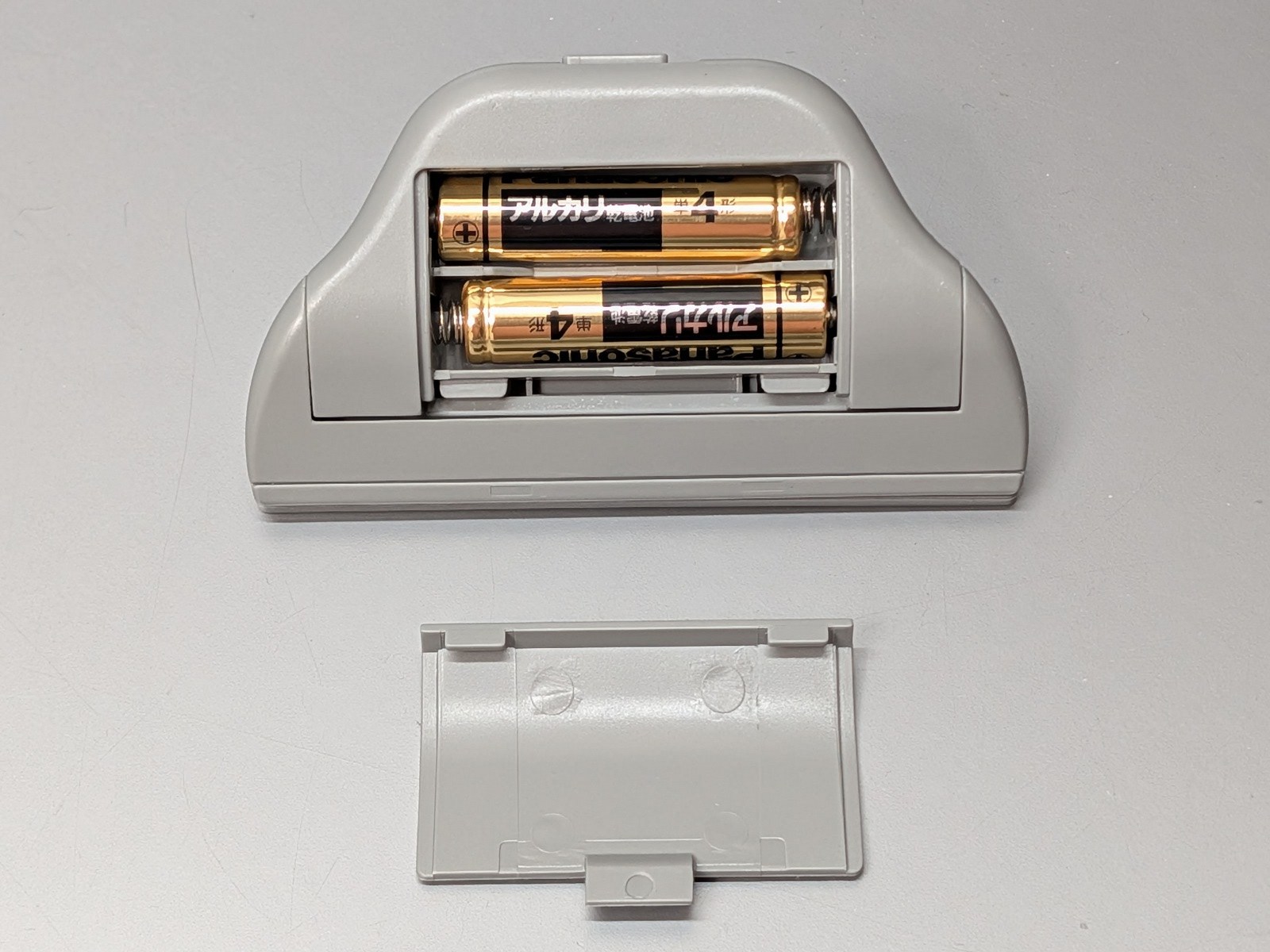上部に単4電池×2を内蔵する