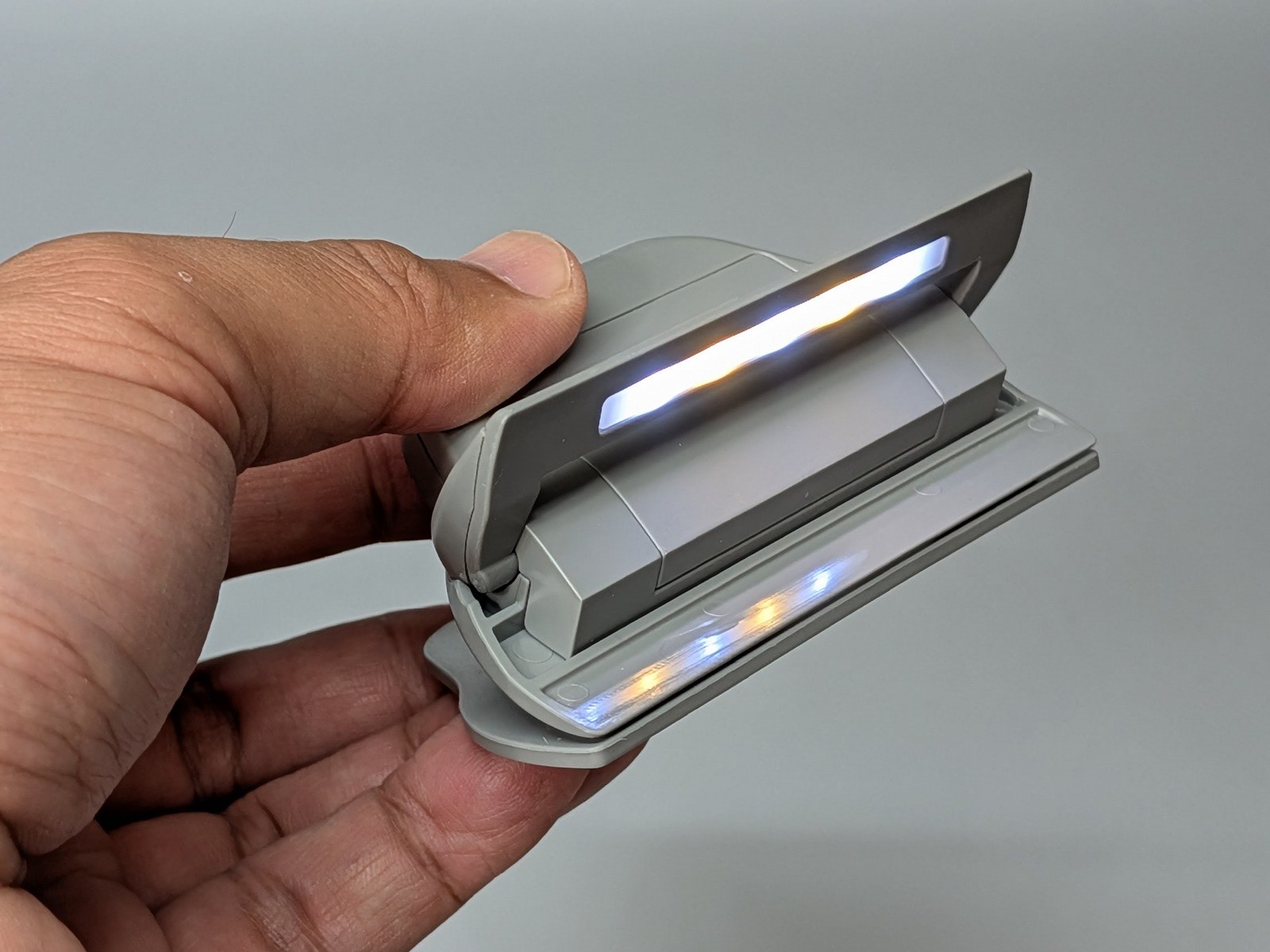 LEDは書類を照らすのにちょうどよい角度に設定されているので、わざわざ調整する必要はなく、開きさえすればよい