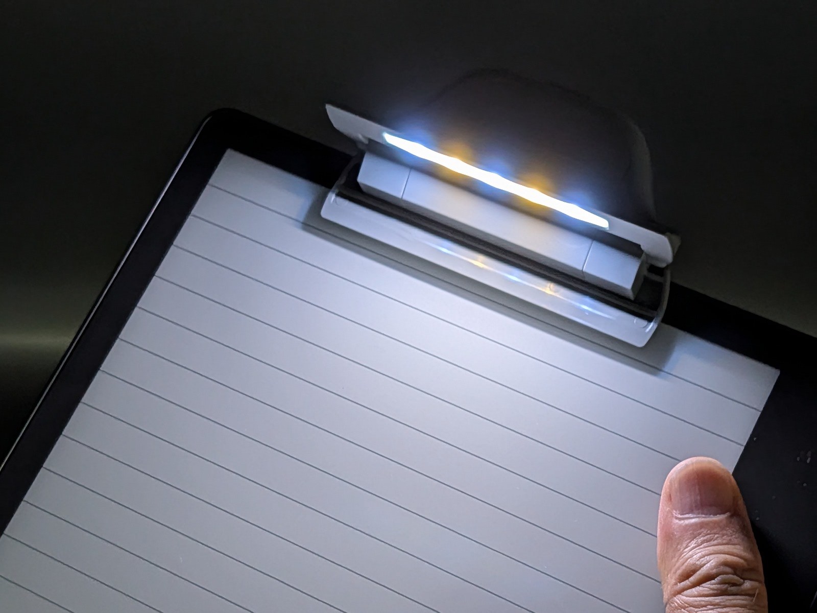 単独の書類、あるいはフロントライトのない電子ペーパー端末との組み合わせで便利に使える