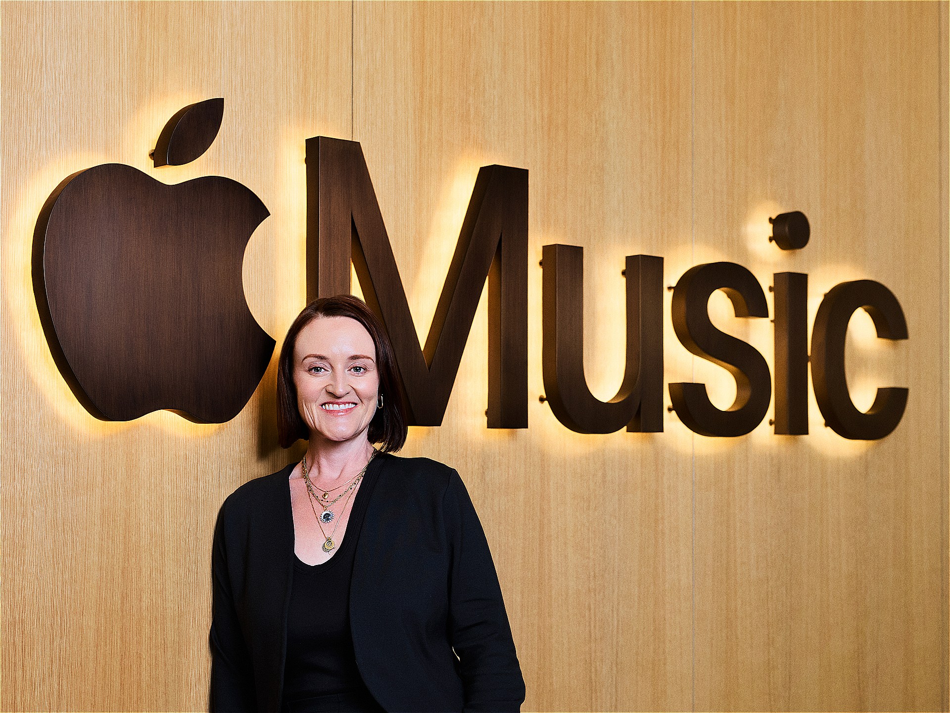 Apple MusicのCo-Head（共同責任者）であるレイチェル・ニューマン（Rachel Newman）氏。豪州シドニー出身。音楽テレビ業界を経て2009年にApple入社。2015年のApple Music開始以降、エディトリアルの視点と専門性でApple Musicのストーリーテリングのあり方を一貫して牽引してきた。日本への訪問は「少なくとも6回以上、12回より少ないと思うわ」（同氏）。最初に好きになったアーティストはオリビア・ニュートン＝ジョン。