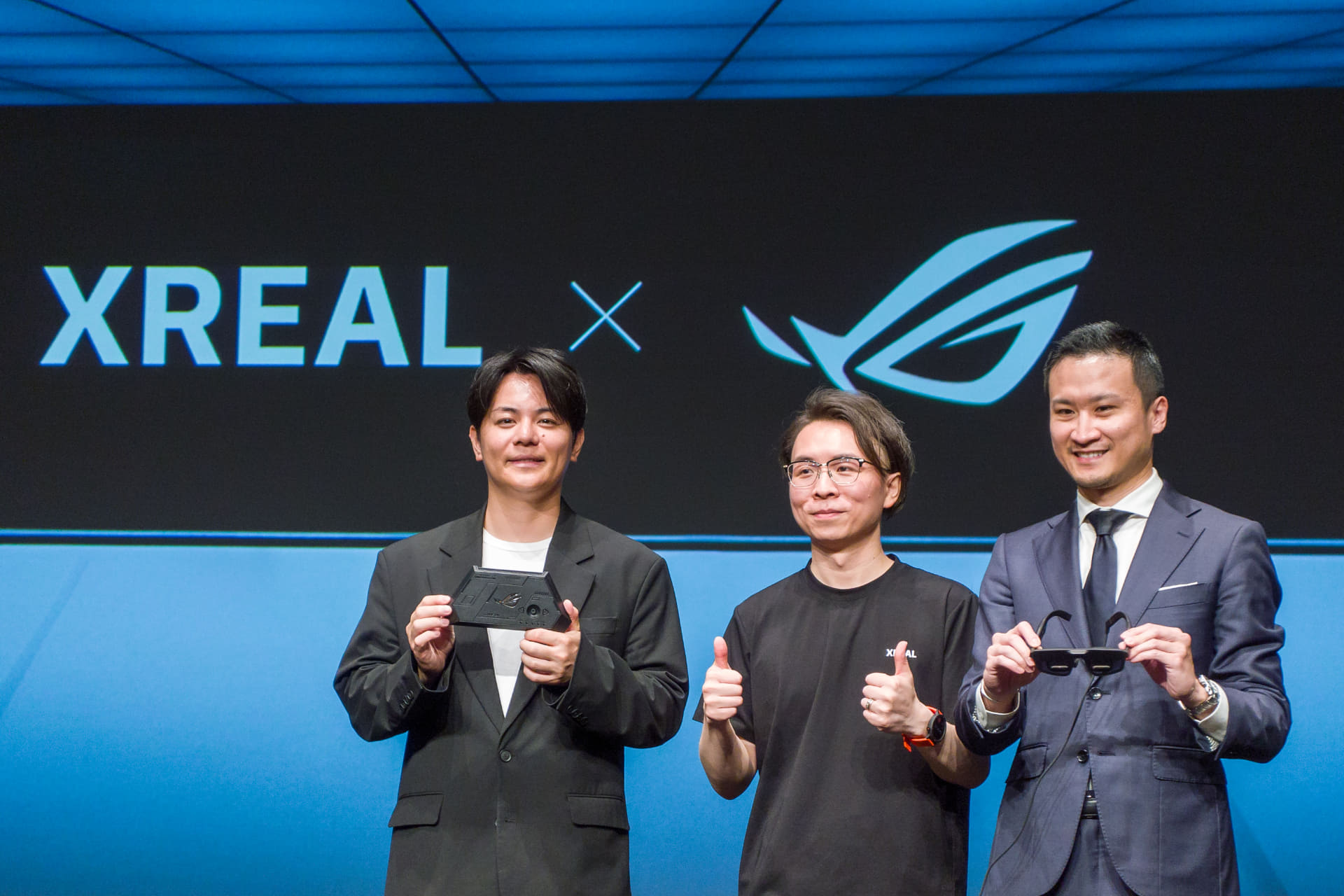 eスポーツキャスター 平岩康佑氏、XREAL 製品戦略・エコシステム統括 高 天夫（コウ・テンフ）氏、ASUS JAPAN OP ビジネスグループ ゼネラルマネージャー アレックス・リン（Alex Lin）氏