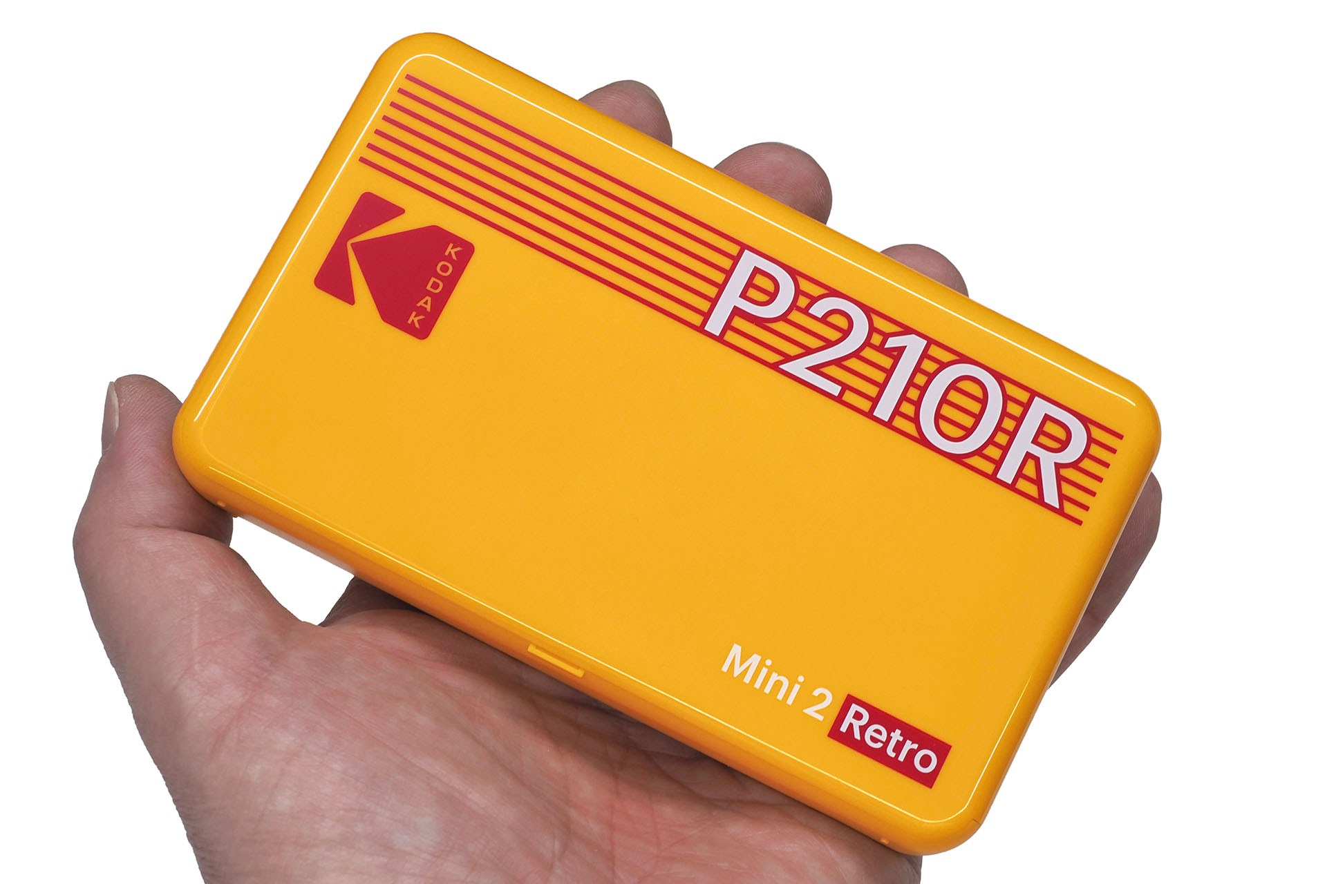 Kodak「Kodak Mini 2 Retro（P210R）」はBluetoothでスマートフォンと接続して写真をプリントできるポータブルフォトプリンター。サイズは13.24×7.82×2.58cmで重さは255g。やや大容量のモバイルバッテリーのような携帯感で、どこでも1分程度で名刺サイズのカラープリントが得られる。