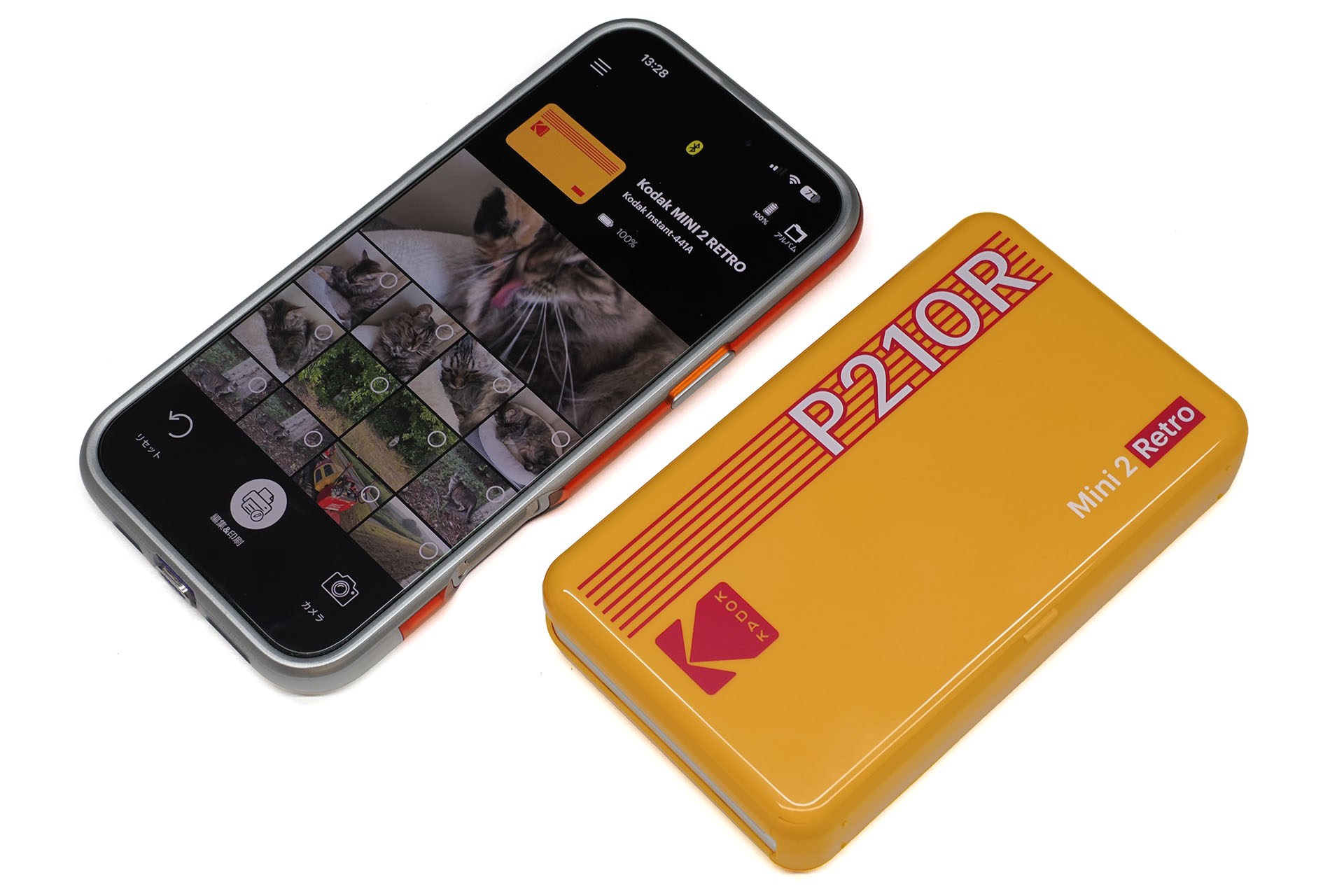 iPhone 16 Pro Maxと並べた様子。「KODAK Photo Printer」アプリでワイヤレスプリントできる。