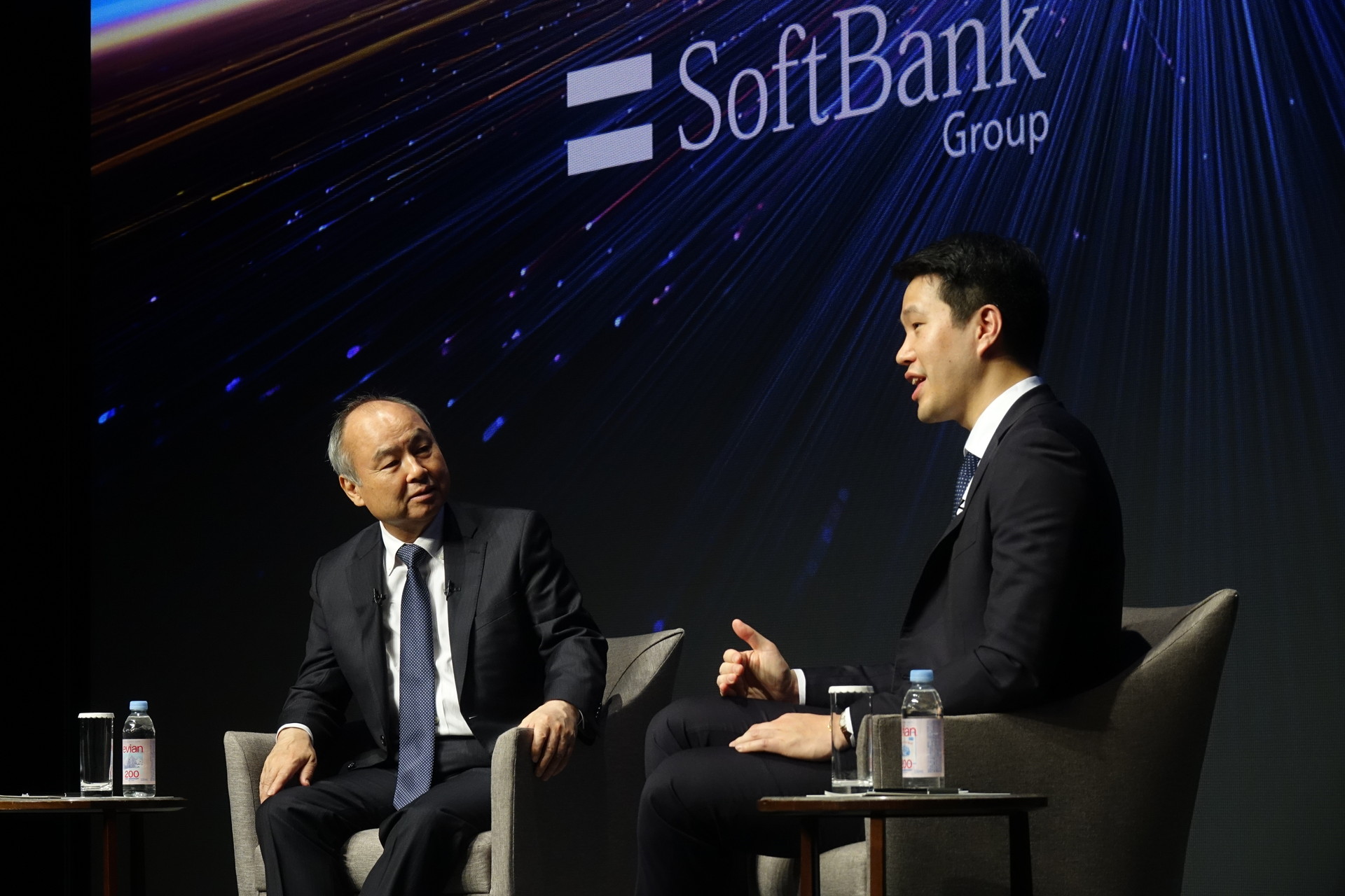 孫正義氏と対談するOpenAIのマーク・チェン氏（右）