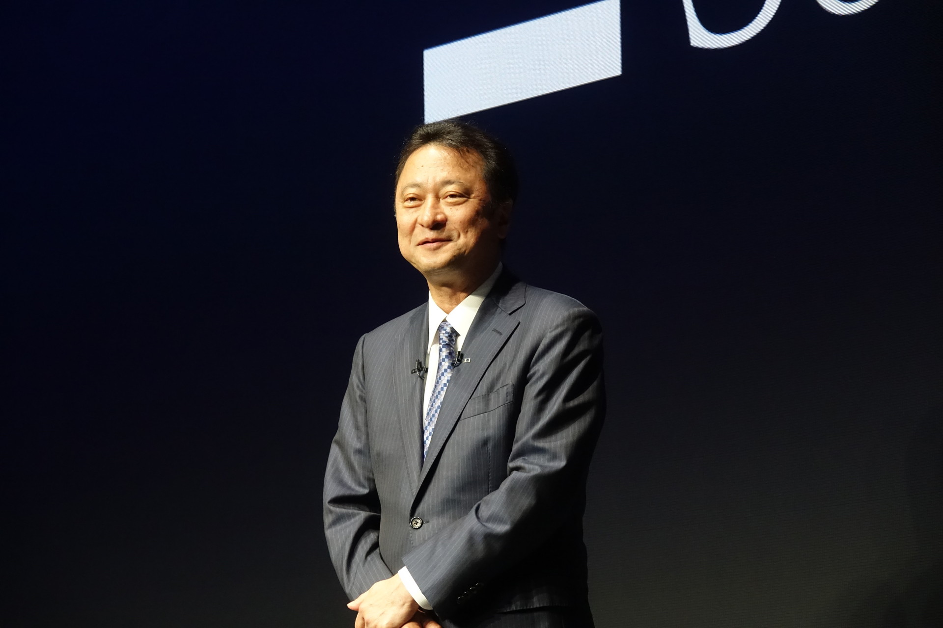 ソフトバンクの宮川潤一氏（左）とビデオメッセージを送ったOpenAIのサム・アルトマン氏（右）