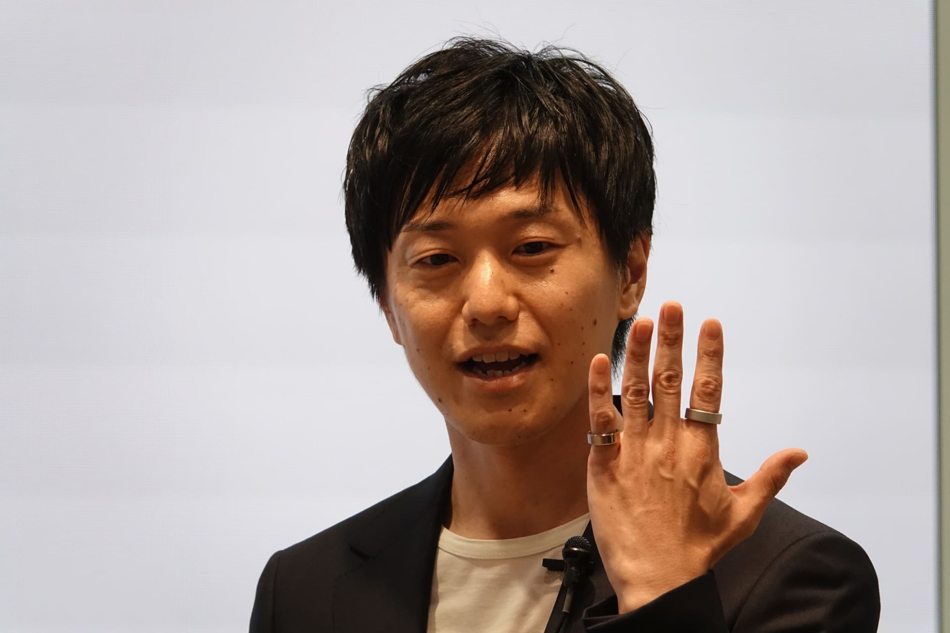 パーソナル通信事業部商品企画部課長の田中陽平氏