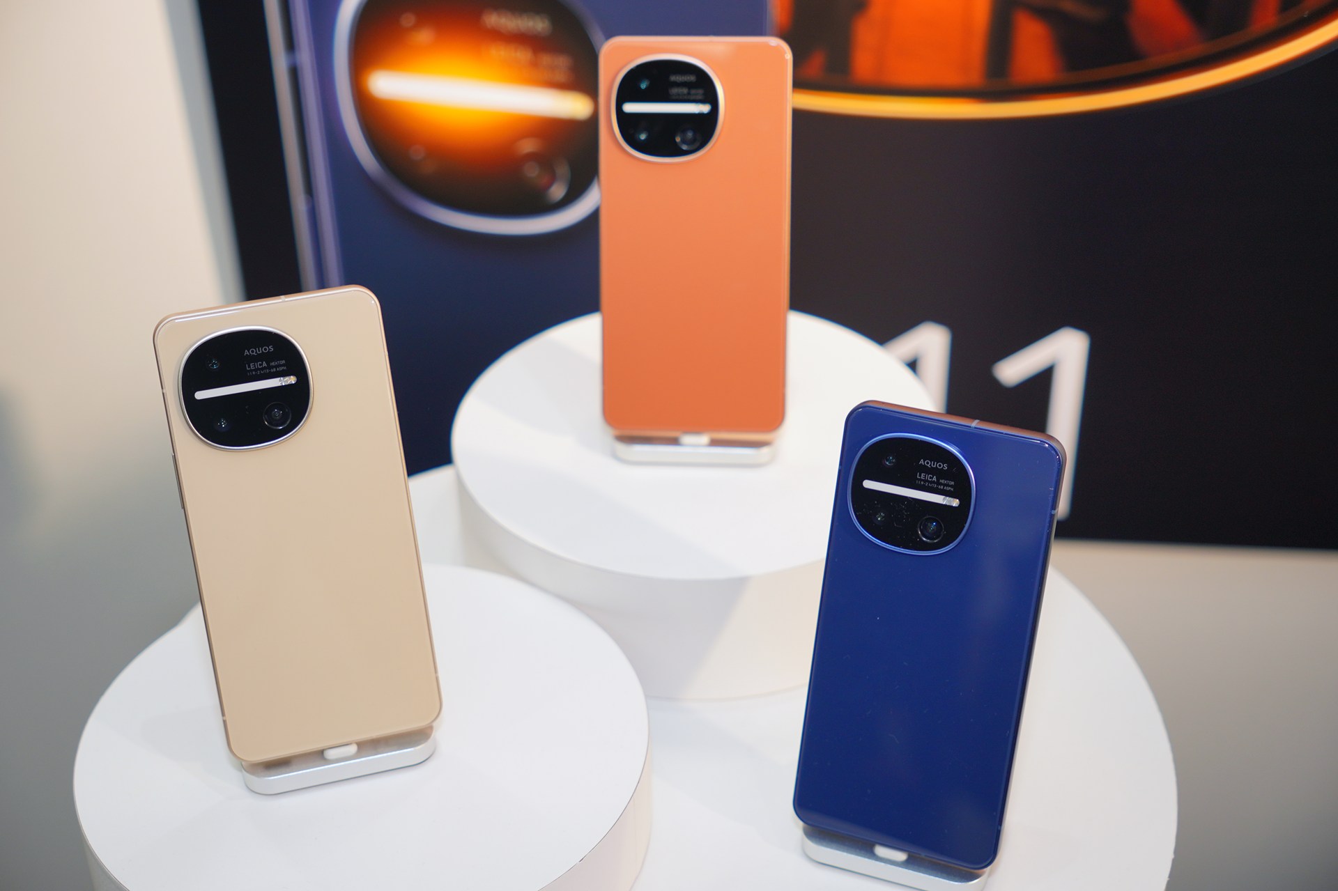 FCNTがarrows We3を、シャープがAQUOS R11を発売する。特徴や価格レンジが大きく異なる2機種だが、前モデルよりも値上がりしている点は共通している