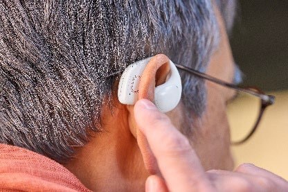 cocoe Ear。ボタン一つで集音機能のオン・オフを切り替えられる。ワイヤレスイヤホンとしても使用可能