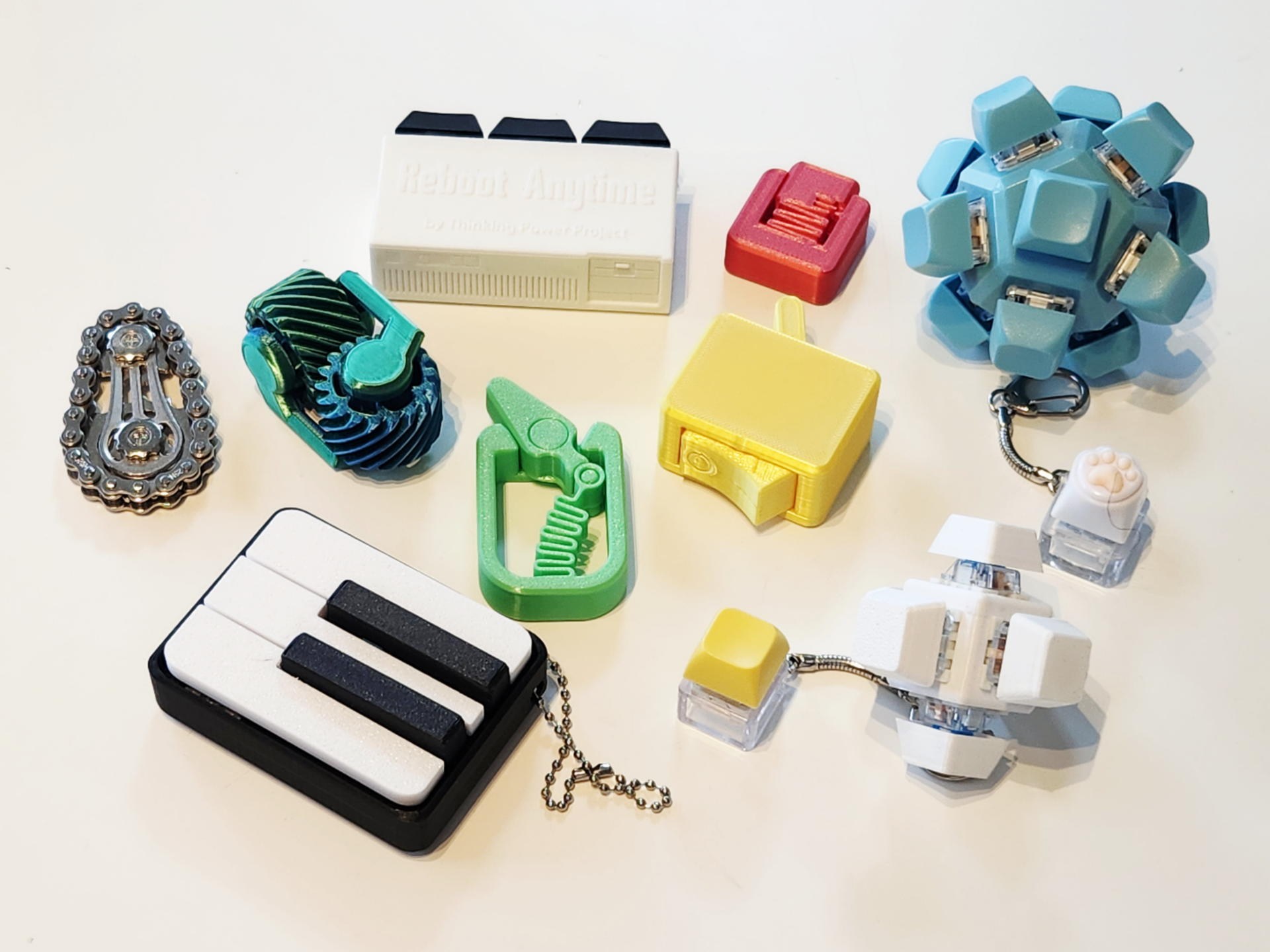 3Dプリンタ製Fidgetたちを一気に購入、中央のカラフルな4種