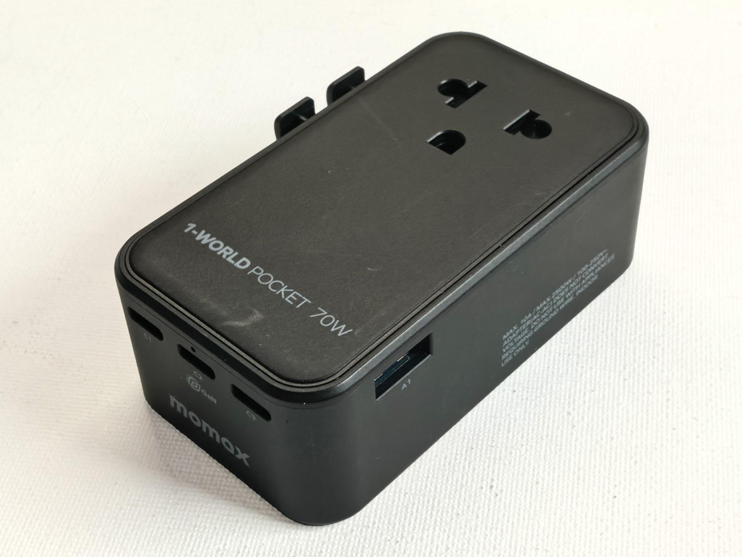 日本やアメリカ、ヨーロッパの電源プラグを差し込める