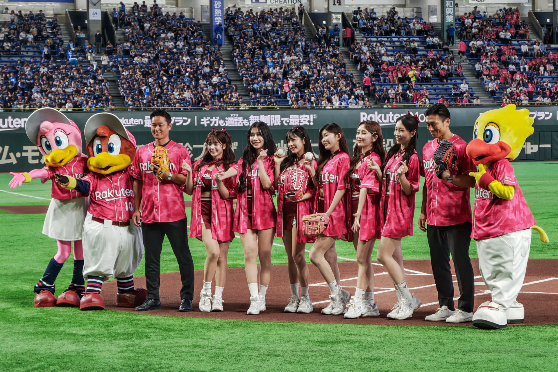 台湾から「Rakuten Girls」も来日し、パフォーマンスを行った