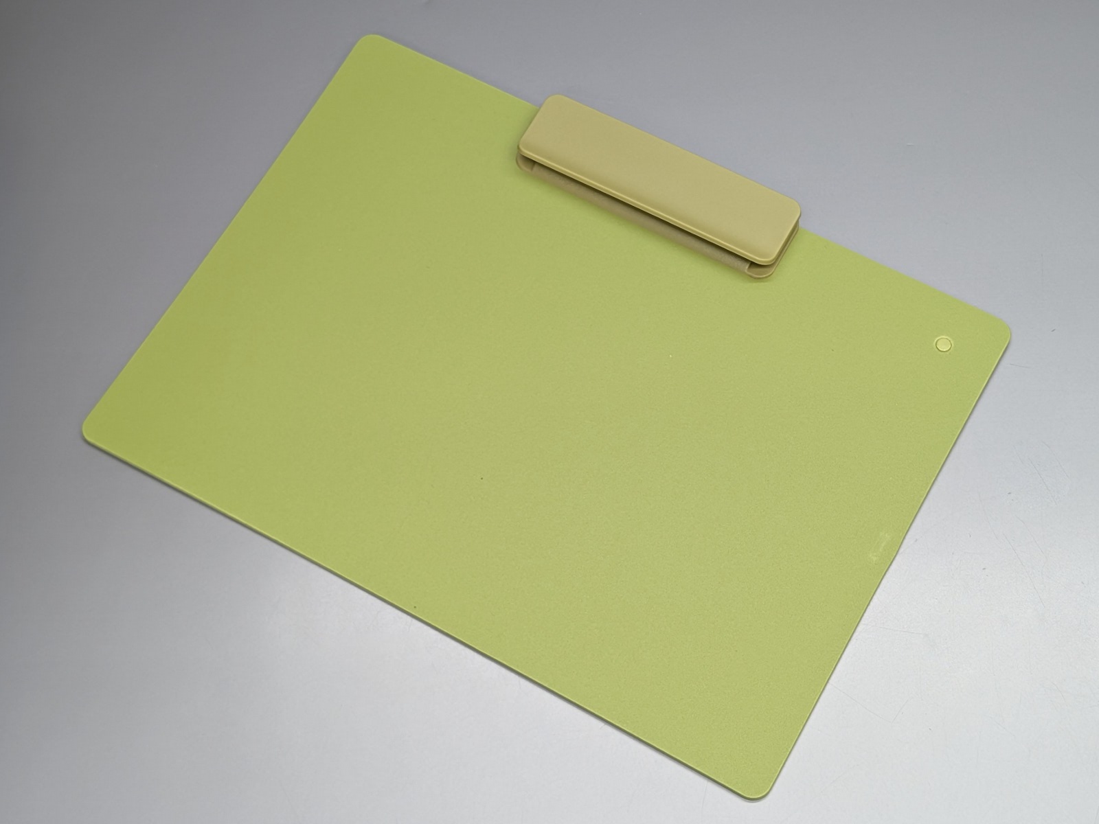 差し込めば横向きのクリップボードの完成だ。ありそうでなかった製品だ
