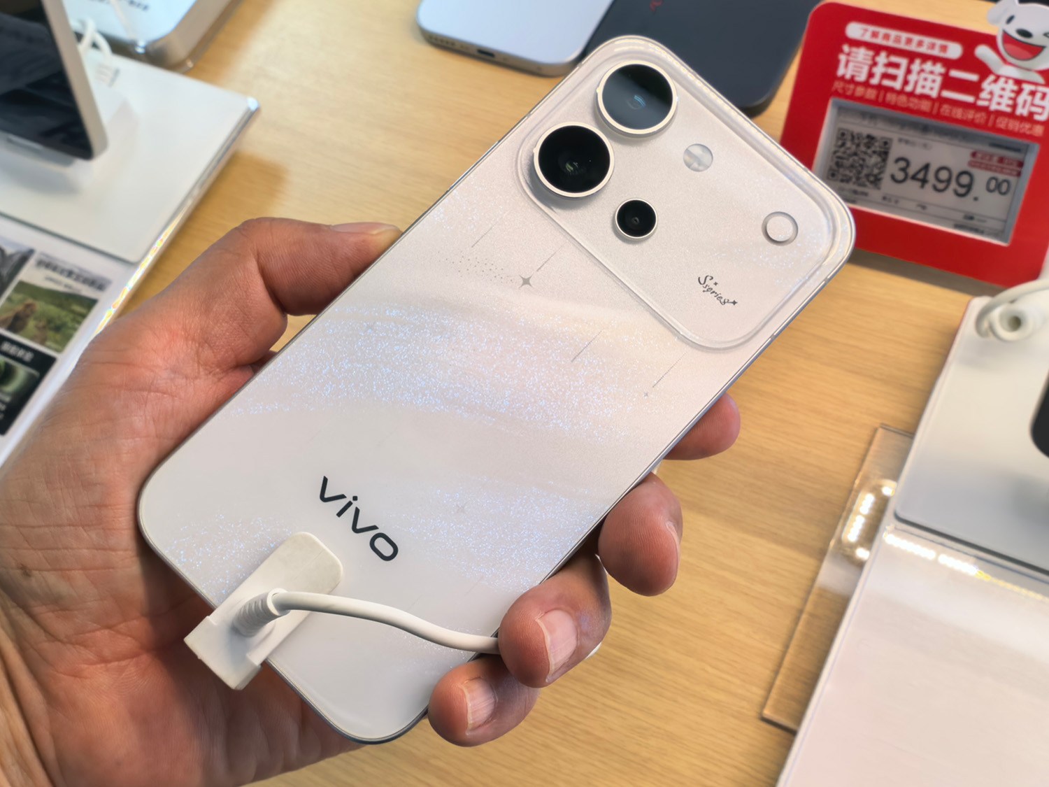 同じ時期に登場のvivo「S60」は背面がラメ仕上げ