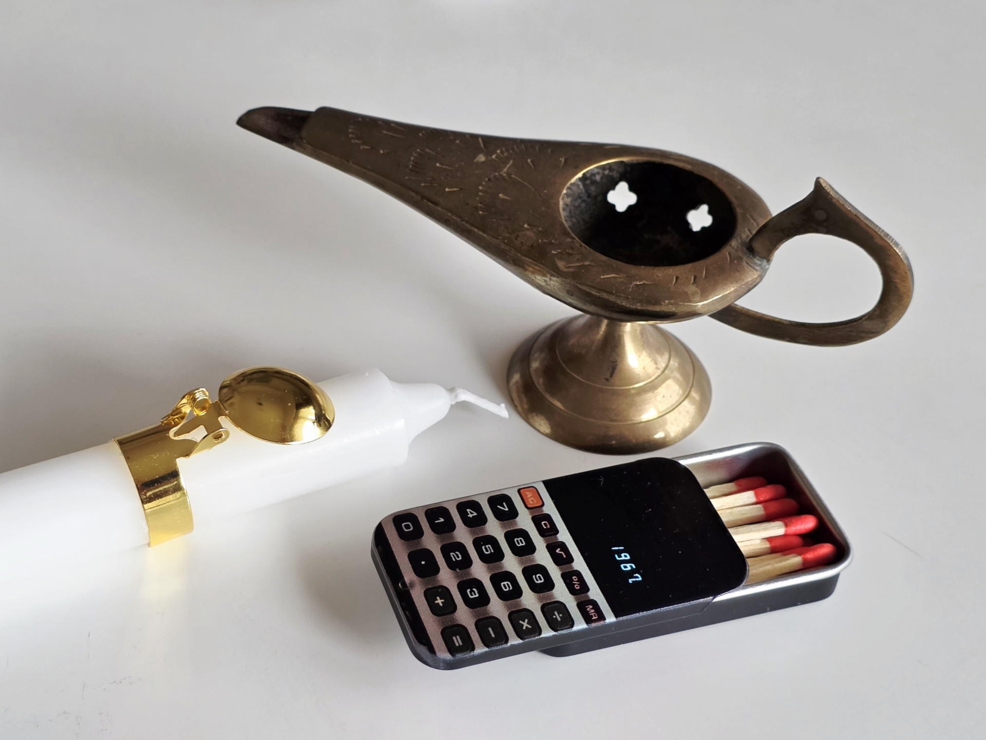 照明の歴史を感じさせる道具たち。電卓風ケースだけは新しい。背面に擦り薬（すりぐすり）がある