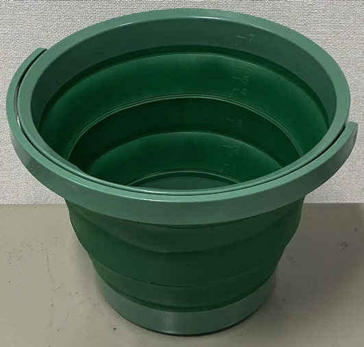 バケツ（8L、間口32.8cm 高さ4.8cm）