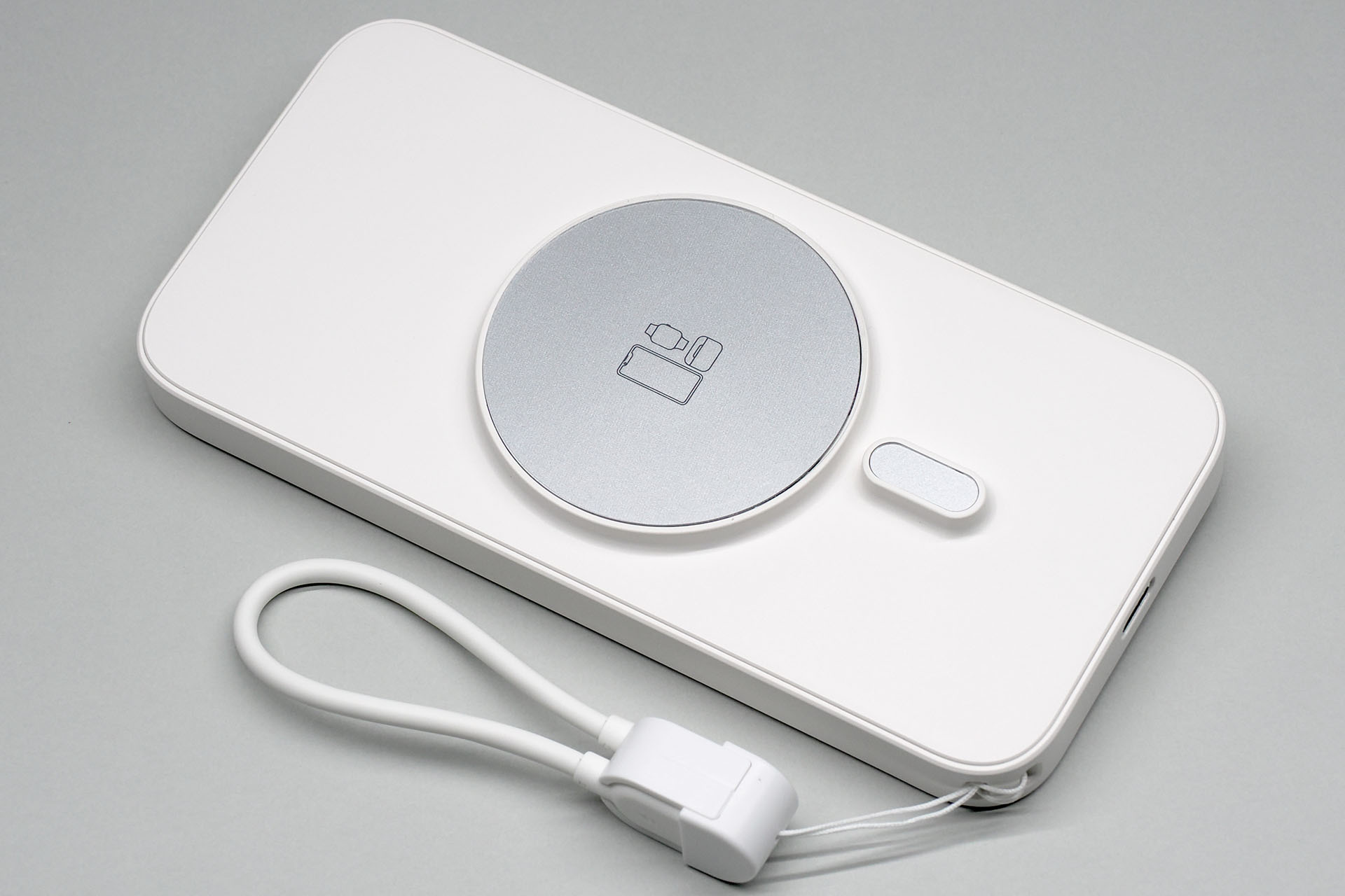 MagSafe対応モバイルバッテリーとしても使える。容量は5000mAh。