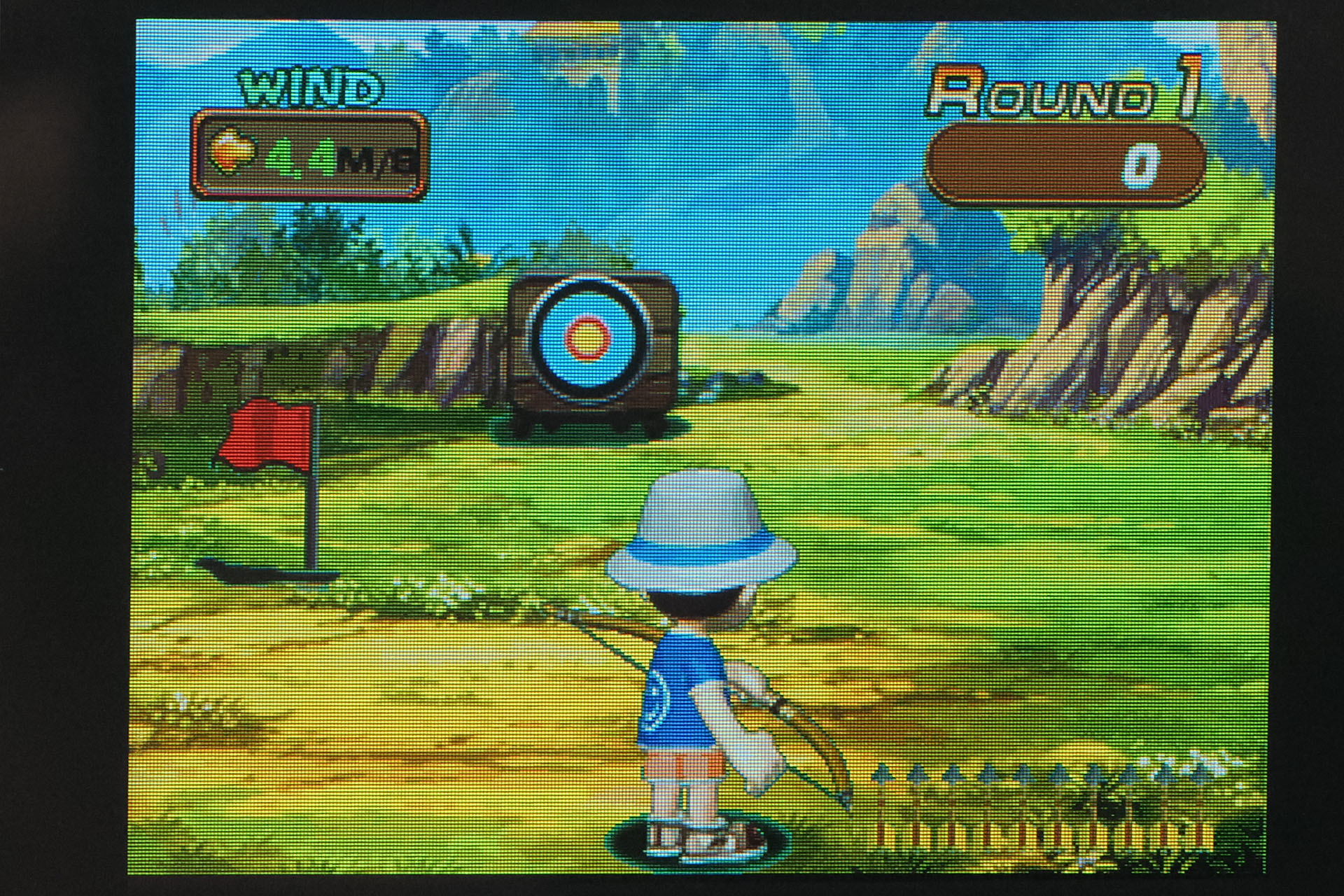 アーチェリーで左右に動く的を狙うゲーム。立ち位置、的の動き、風向き、矢を放つ強さのバランスがそこそこイイ感じのゲーム性となっているレトロゲームだ。「その荒野はドコか？」「帽子の人は誰か？」といった世界観などの説明がまったくないのもレトロゲームらしさ……かもしれない。