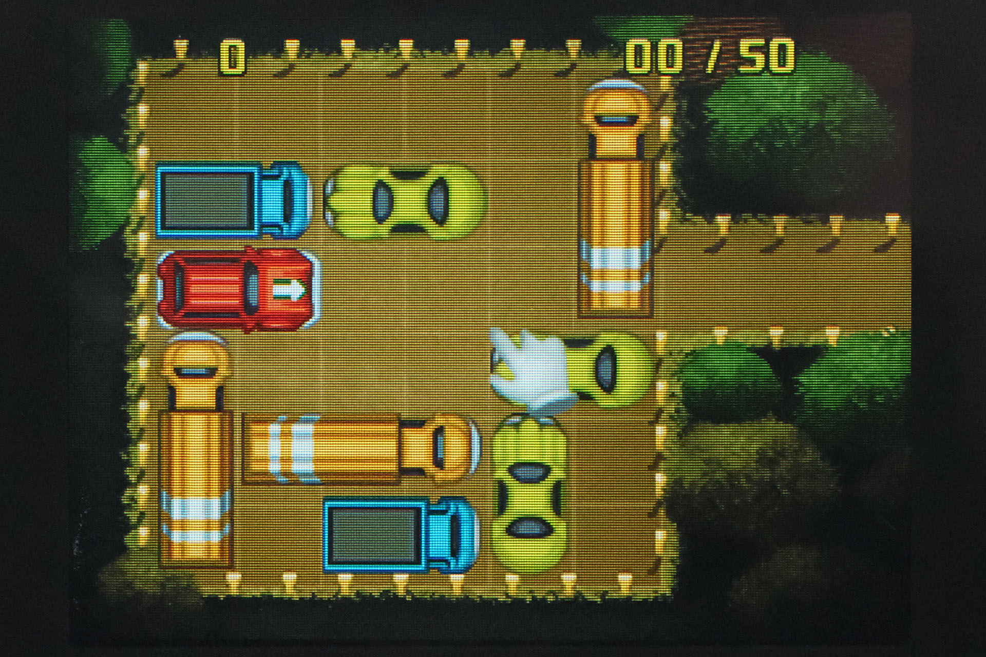 駐車場から赤いクルマを外に出すゲーム。駐車されたほかのクルマをうまく動かし、赤いクルマが外へ出られるルートをつくる。「箱入り娘パズル」とか「15パズル」など、特定のコマを目的の地点に動かすパターンのパズルゲーム（スライディングブロックパズル）のひとつだ。