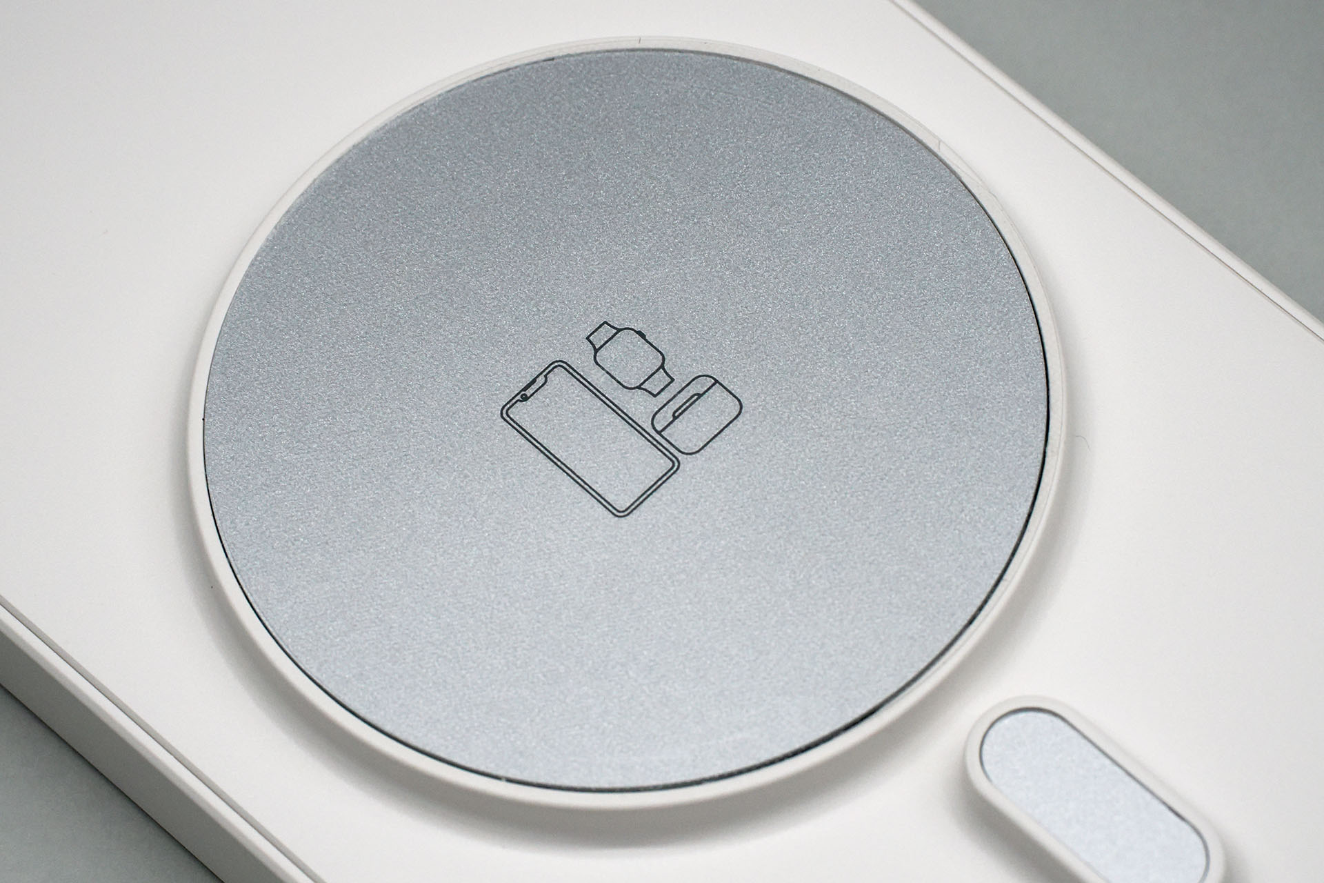 ワイヤレス給電部にはiPhone、Apple Watch、AirPodsケースのアイコンが描かれている。