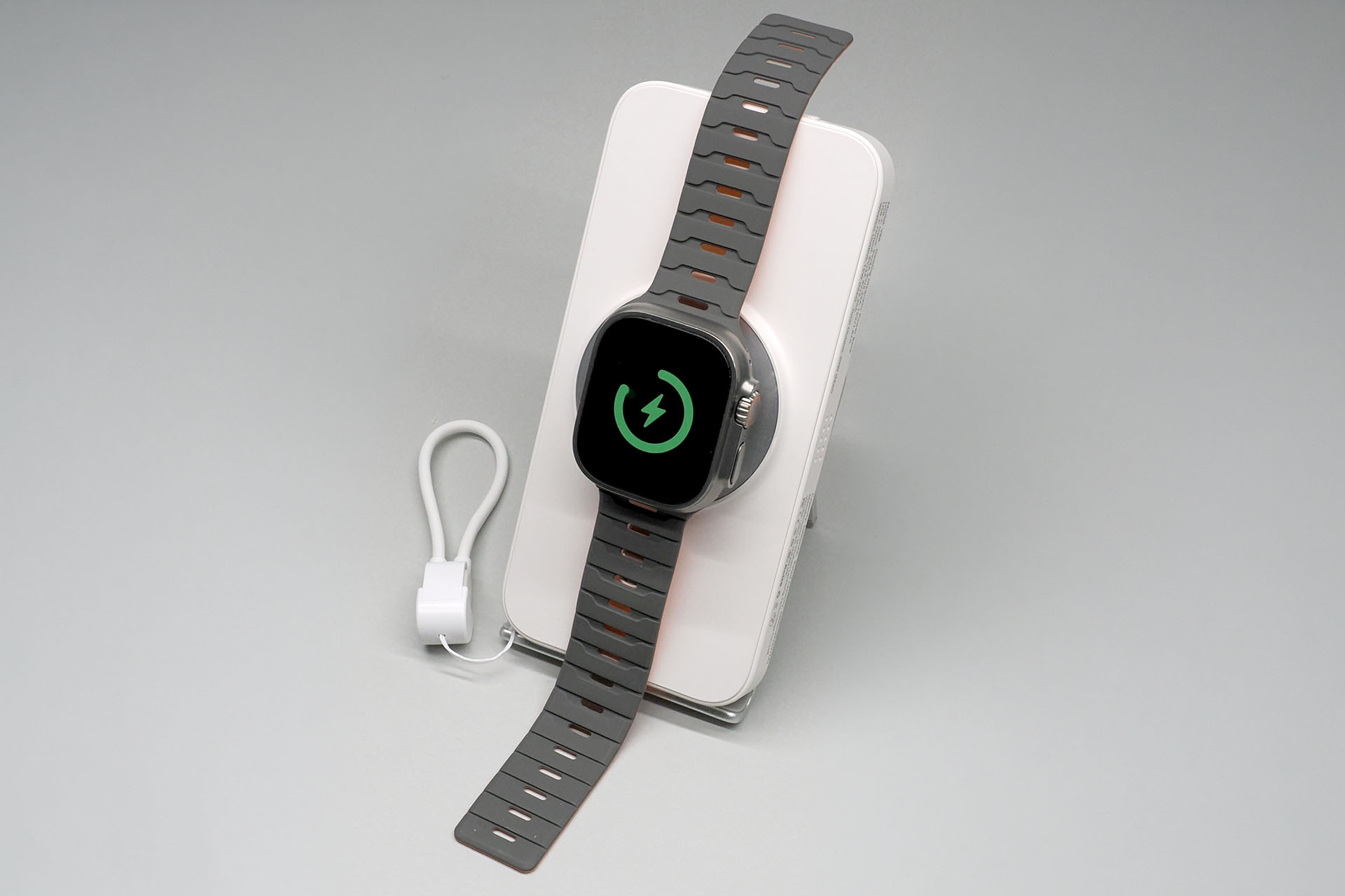 Apple Watchの充電には専用の充電器が必要だが、モバイルボーイ2にセットしても充電できる（しかも充電時はApple Watchをマグネット吸着する）。つまりモバイルボーイ2はApple Watch専用充電器と同様にも機能するというわけだ。