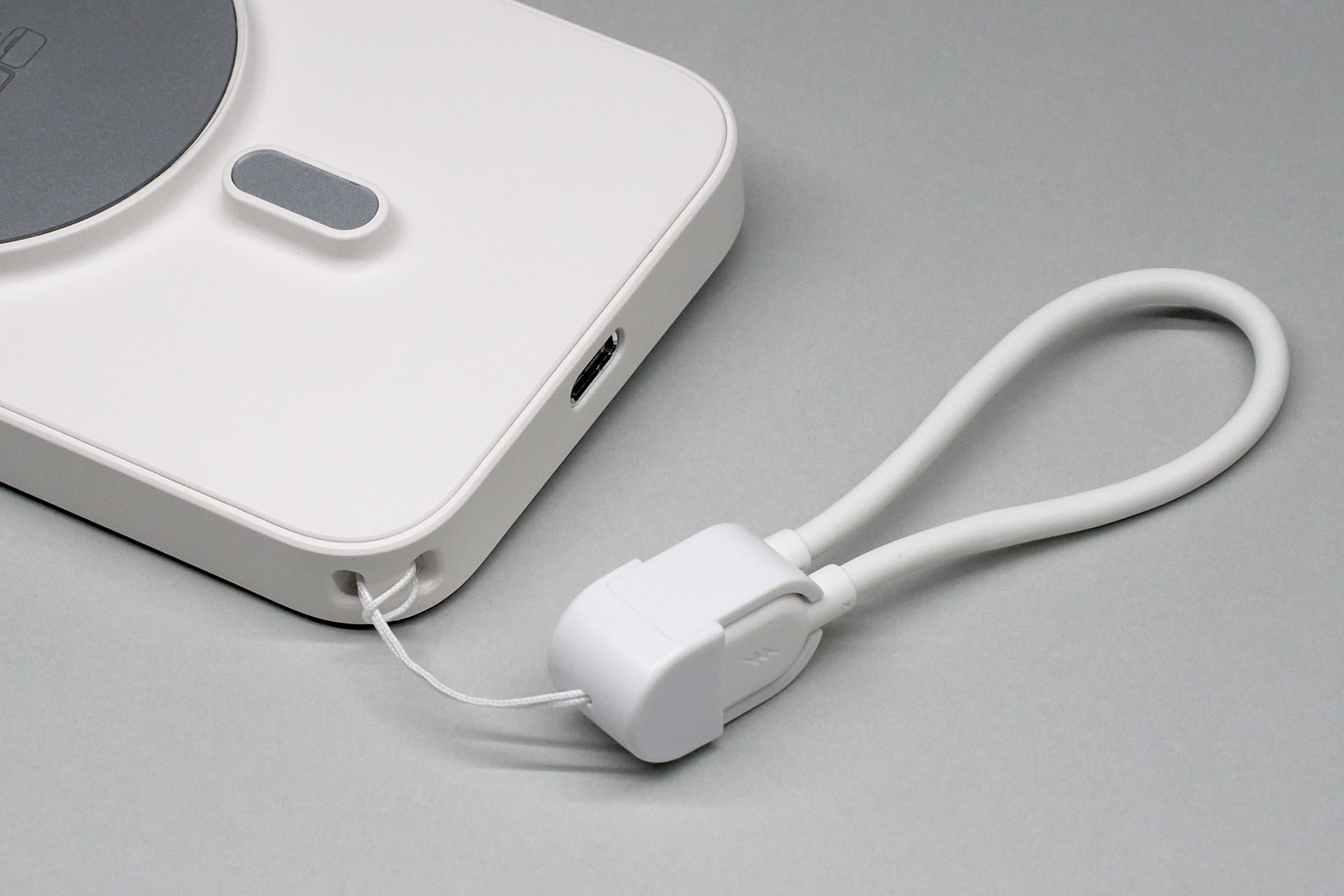 モバイルボーイ2にはストラップホールがある。またUSB-Cケーブルとして使えるストラップが付属する。