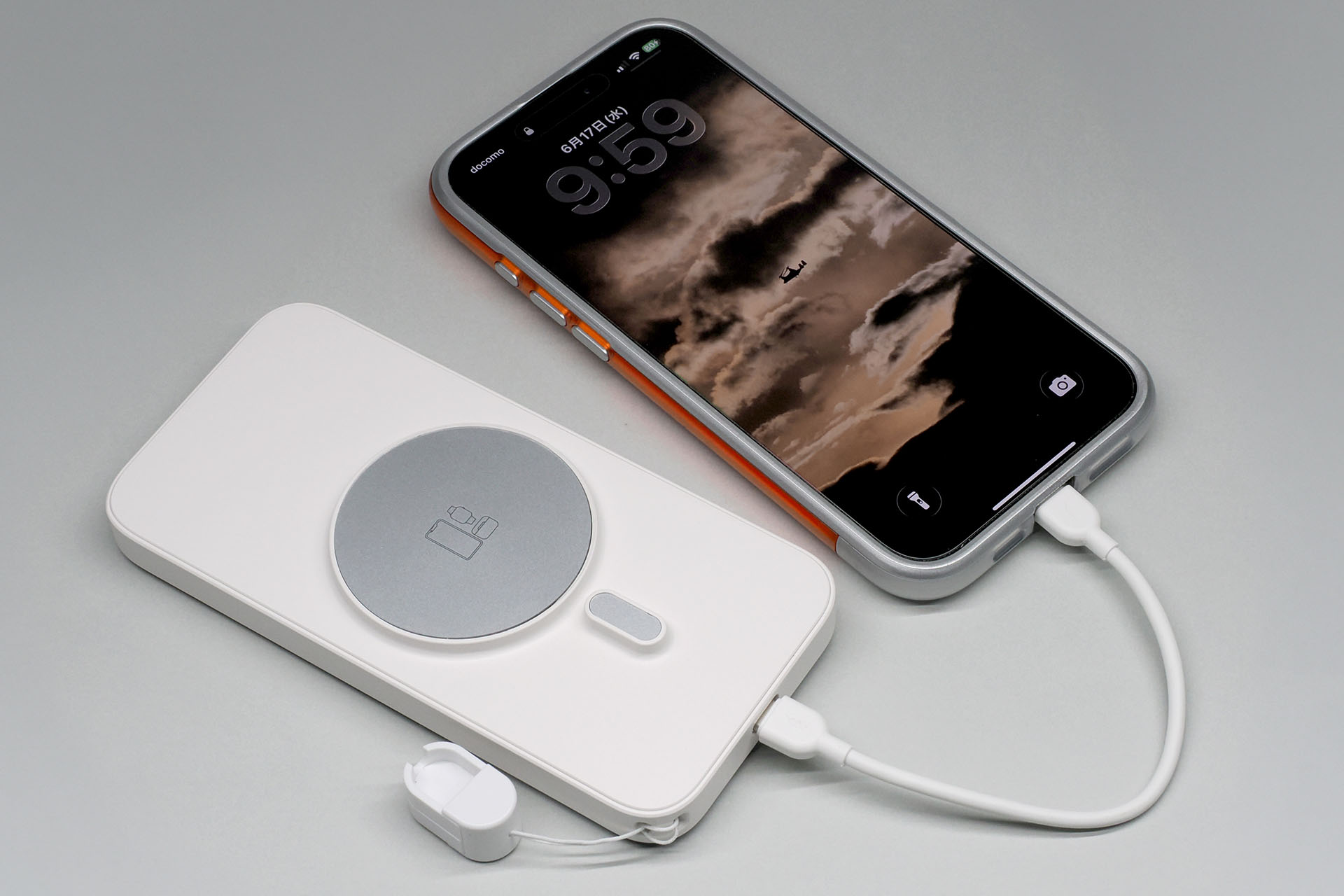 とっさのケーブル充電にも対応。もちろんこのケーブルを使ってモバイルボーイ2本体を充電することもできる。