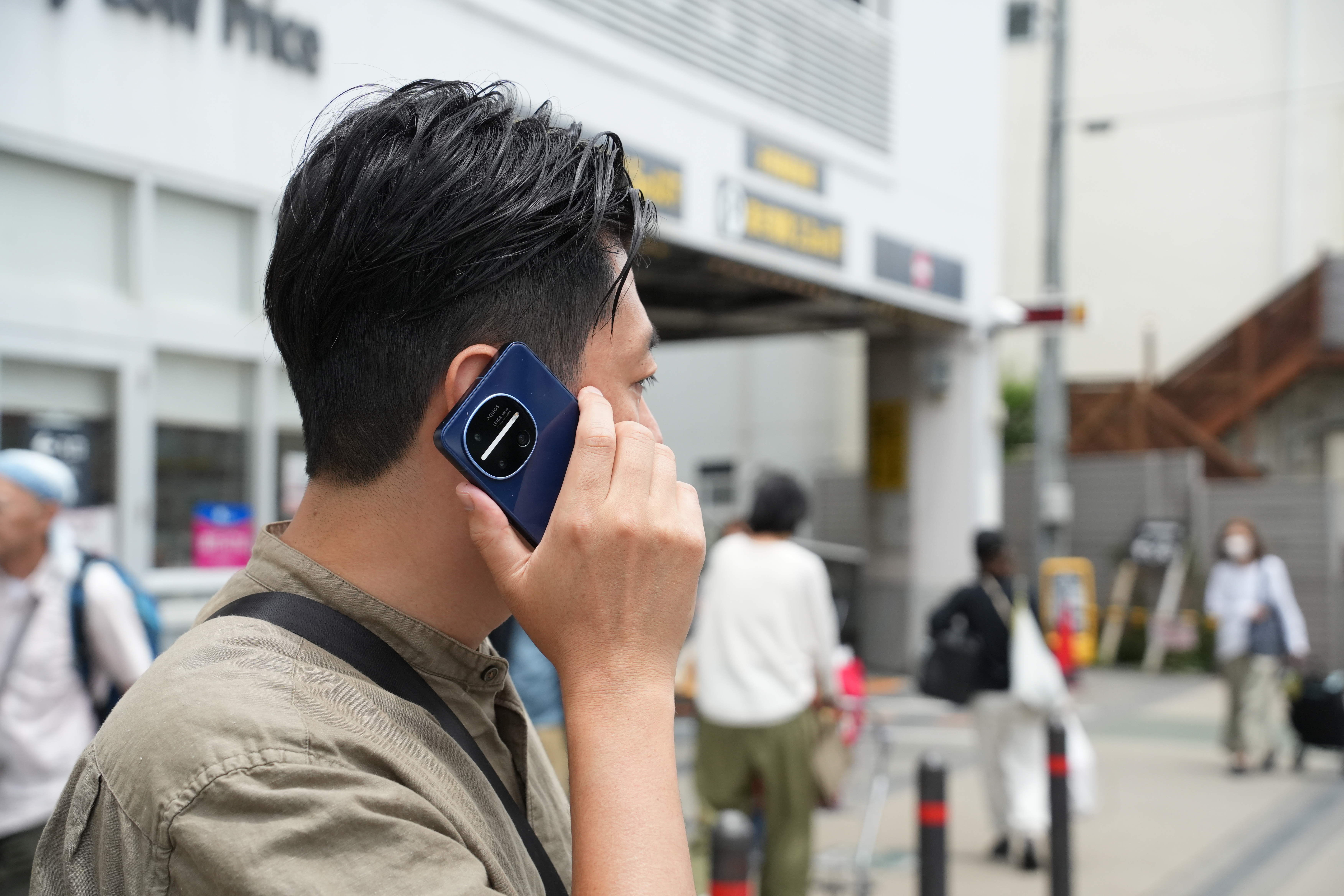 人通りが多い場所から電話をかけて、受信した音声を確認した