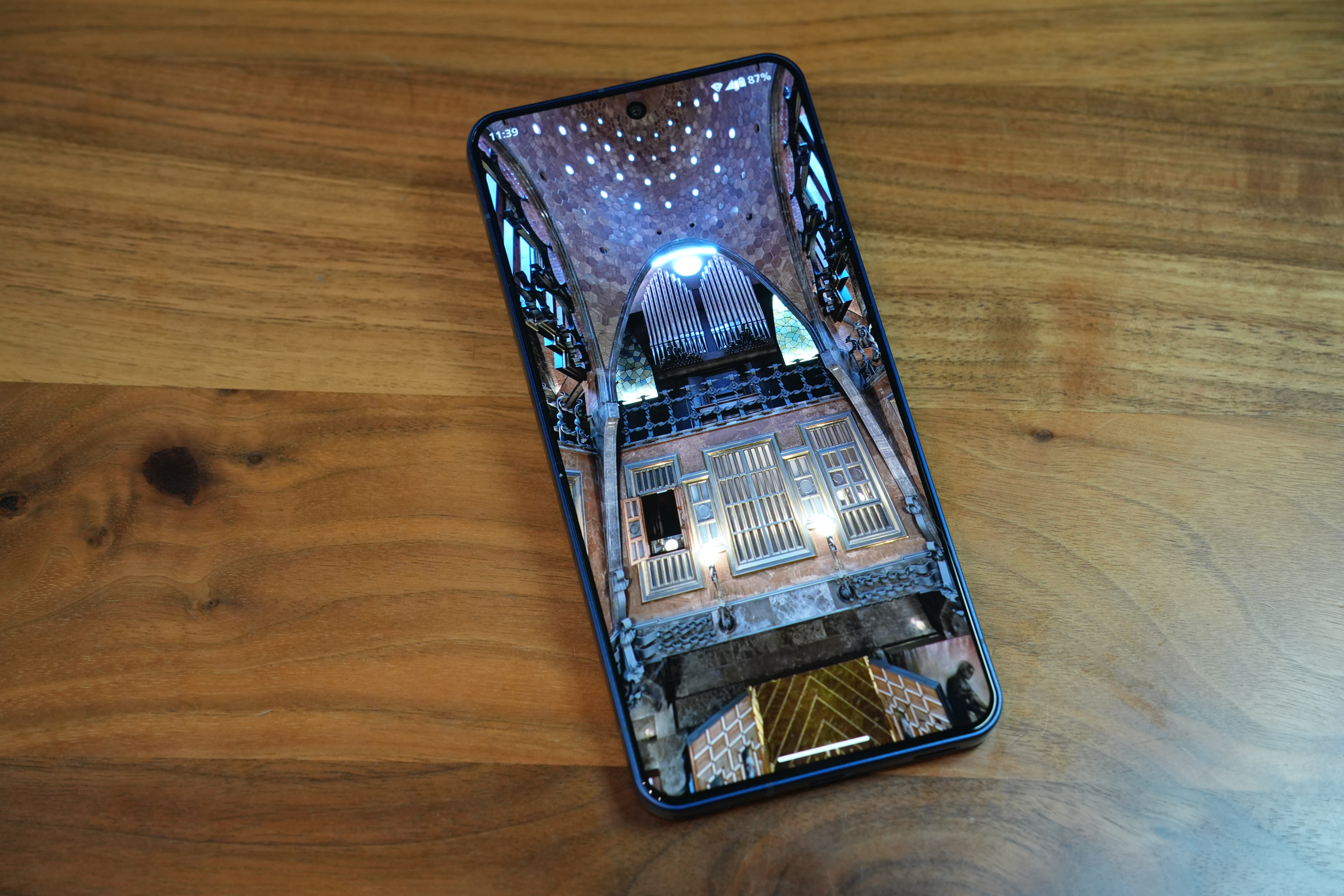 「スマートアウトドアビュー」は屋外だけでなく、電車の窓側、日差しが差し込む窓辺などでも有効。そこで、照明スタンドでAQUOS R11に光を当てて、明暗バランスが維持されることを確認した