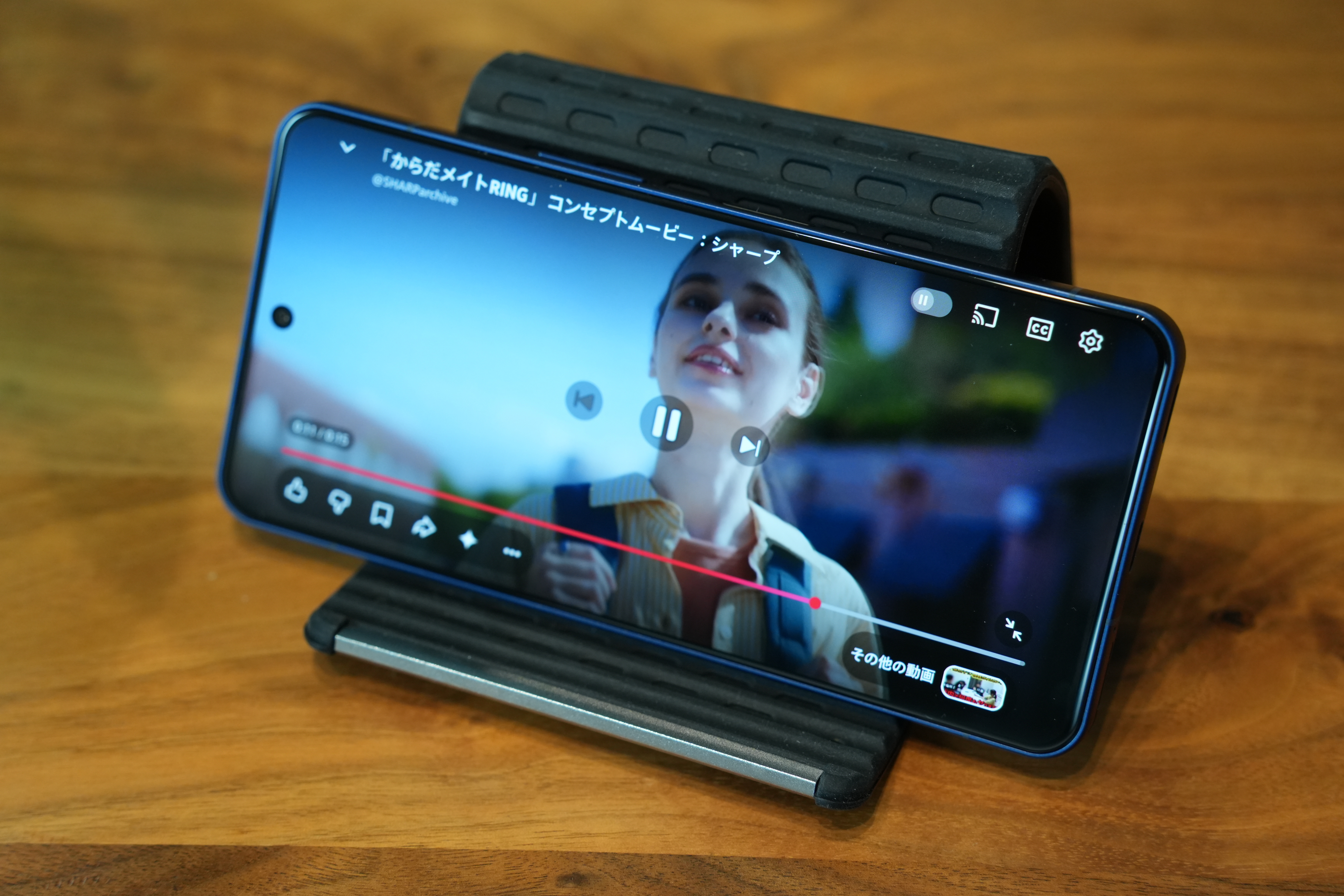 スピーカーの音質がいいので、映画を観たり、音楽を聴いたりするのにも最適。AQUOS R11を立てられるものを用意すると便利だ