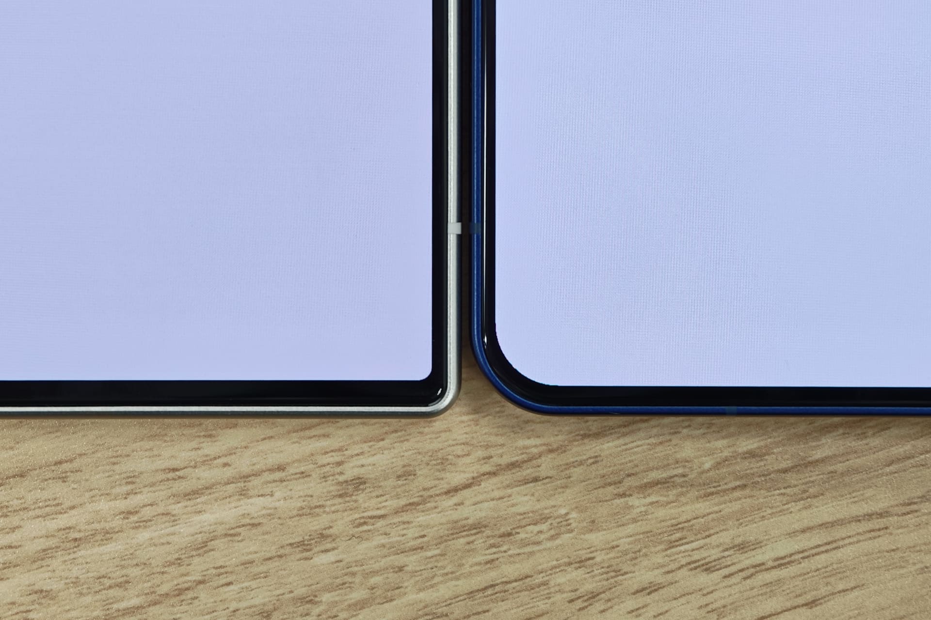 AQUOS R10（左）とAQUOS R11（右）の比較。ベゼルがより細くなったことがわかる